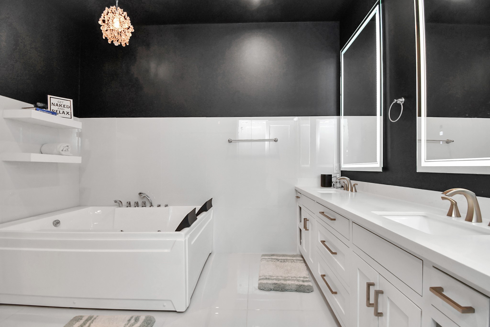 2303 Yupon Street Houston, TX 77006 - Photo 36 of 48 a bathroom with a sink a large mirror and a bathtub