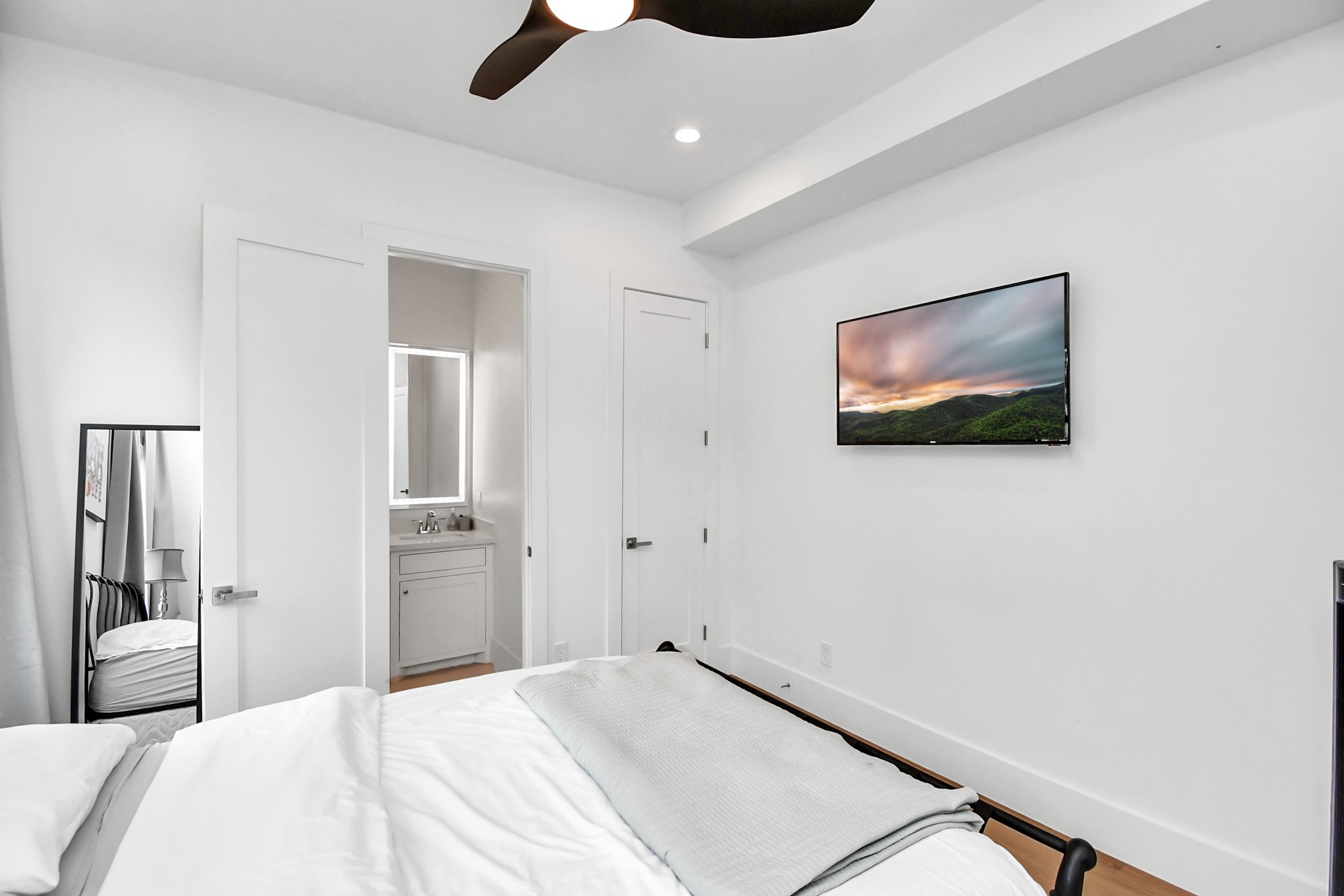 2303 Yupon Street Houston, TX 77006 - Photo 40 of 48 a bedroom with a bed and a painting on the wall