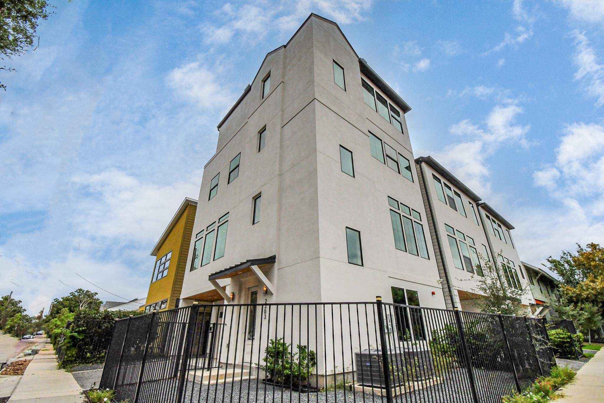 2303 Yupon Street Houston, TX 77006 - Photo 4 of 48 a view of a large building