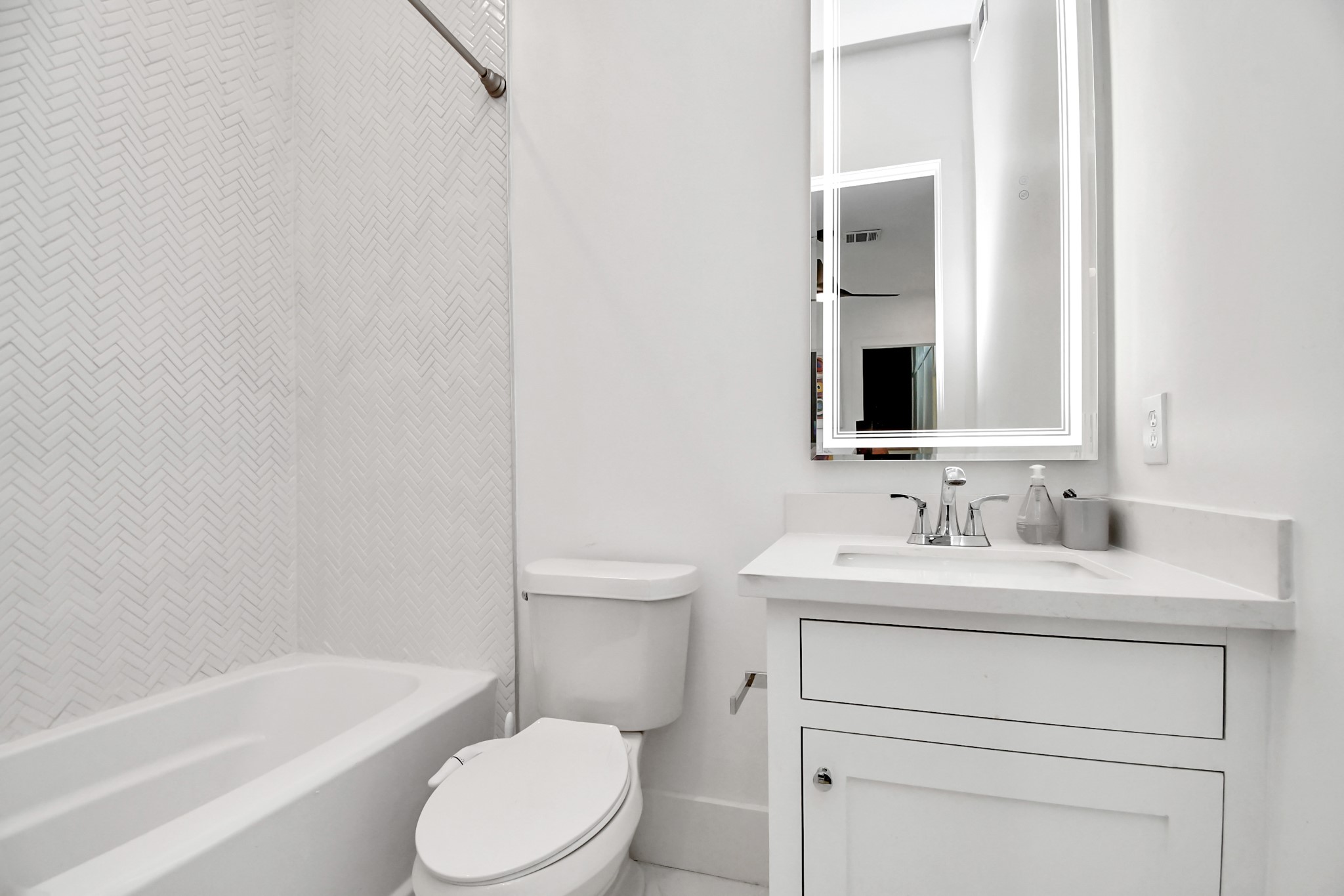 2303 Yupon Street Houston, TX 77006 - Photo 41 of 48 a bathroom with a sink toilet vanity and tub