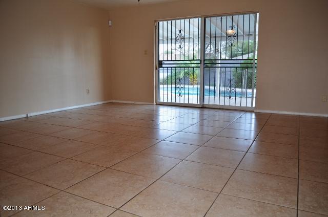 2333 West Cheery Lynn Road Phoenix, AZ 85015 - Photo 4 of 17 living room