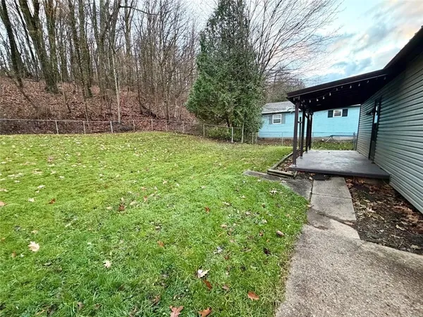 a view of yard with green space