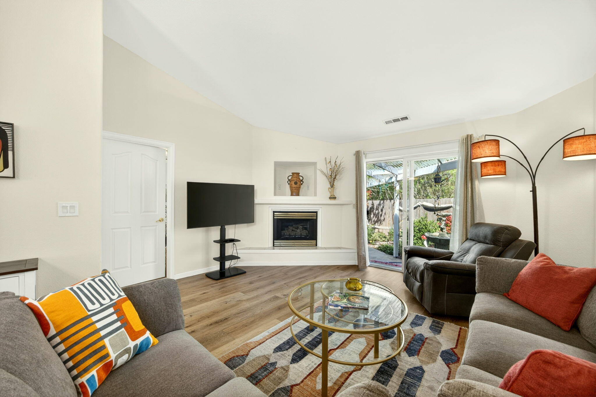 1224 North Modoc Avenue, Unit 33 Medford, OR 97504 - Photo 14 of 31 14-Living Room