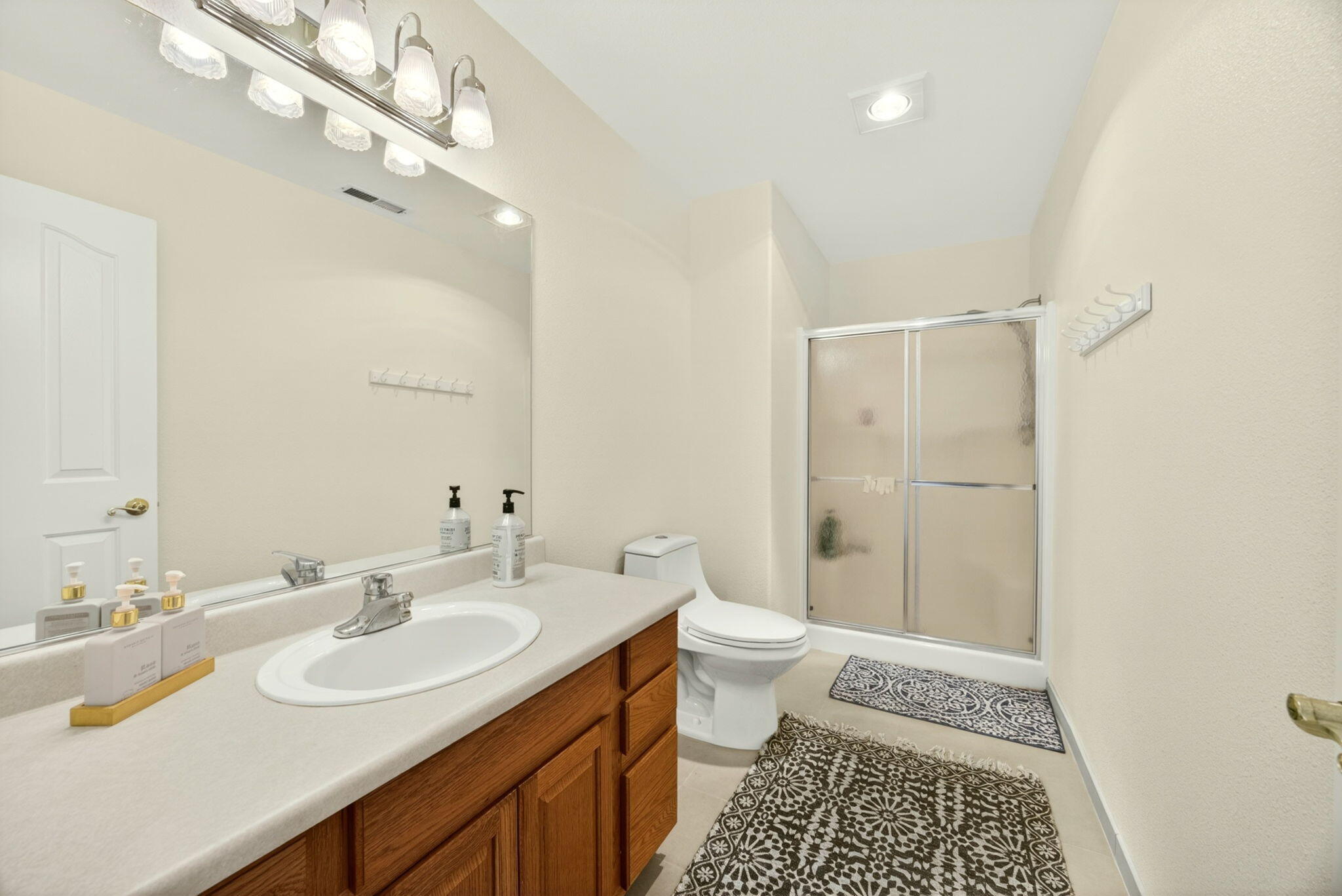1224 North Modoc Avenue, Unit 33 Medford, OR 97504 - Photo 26 of 31 26-Guest Bath