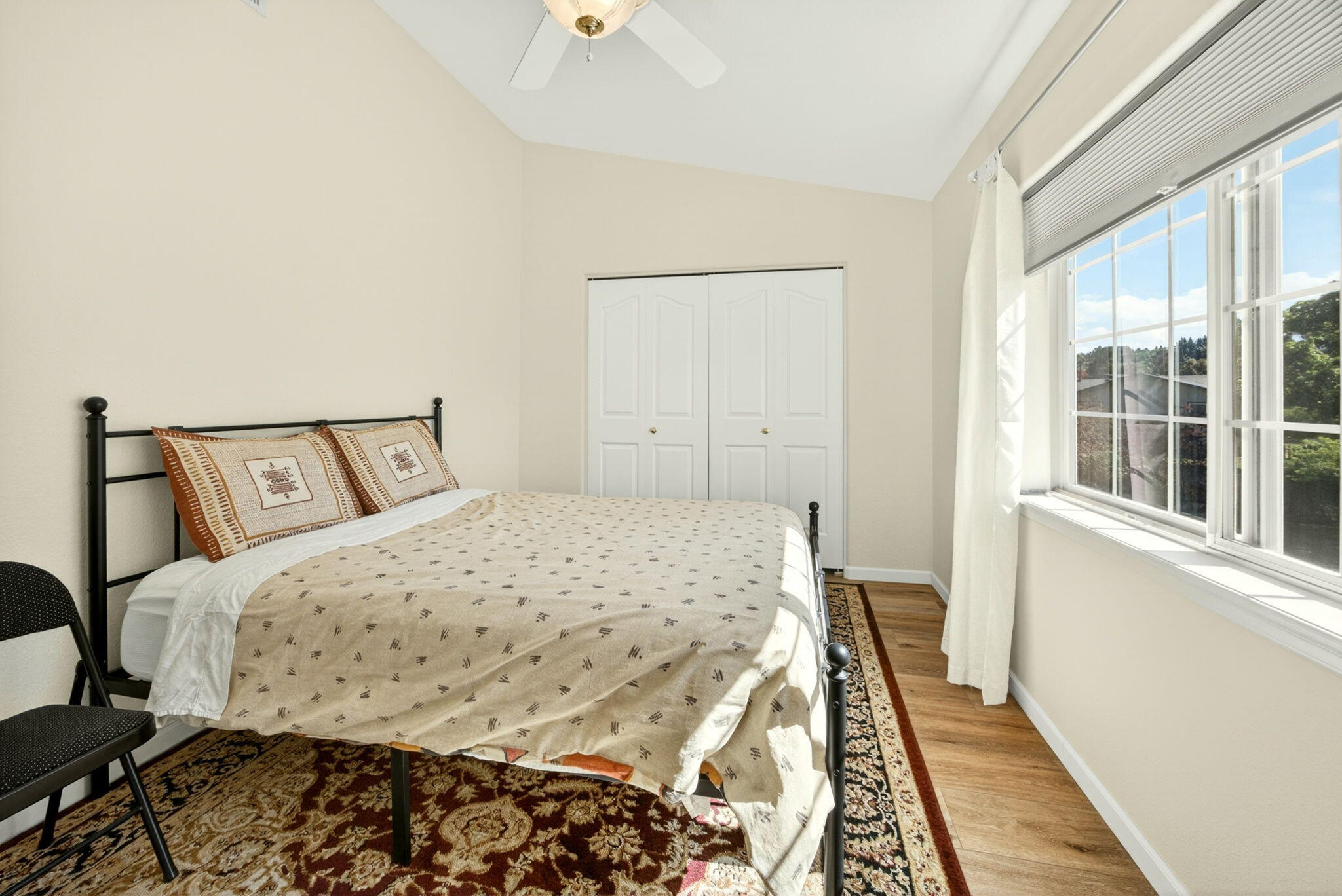 1224 North Modoc Avenue, Unit 33 Medford, OR 97504 - Photo 27 of 31 27- Guest Bdrm