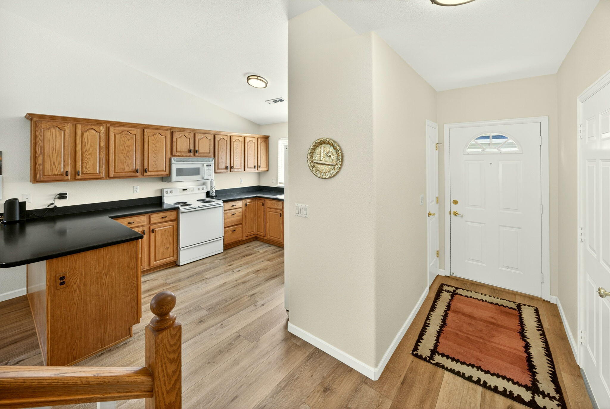 1224 North Modoc Avenue, Unit 33 Medford, OR 97504 - Photo 5 of 31 5-Entry-Kitchen