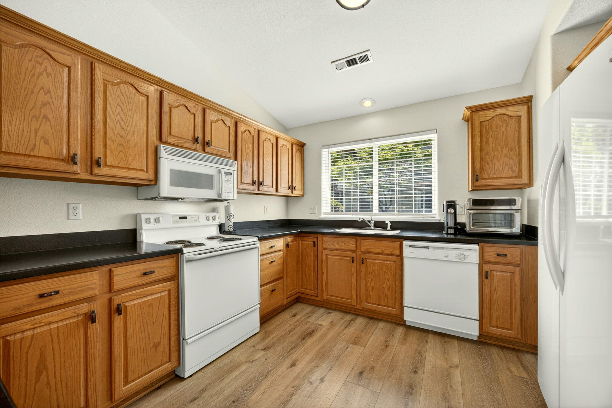 1224 North Modoc Avenue, Unit 33 Medford, OR 97504 - Photo 7 of 31 7-Kitchen