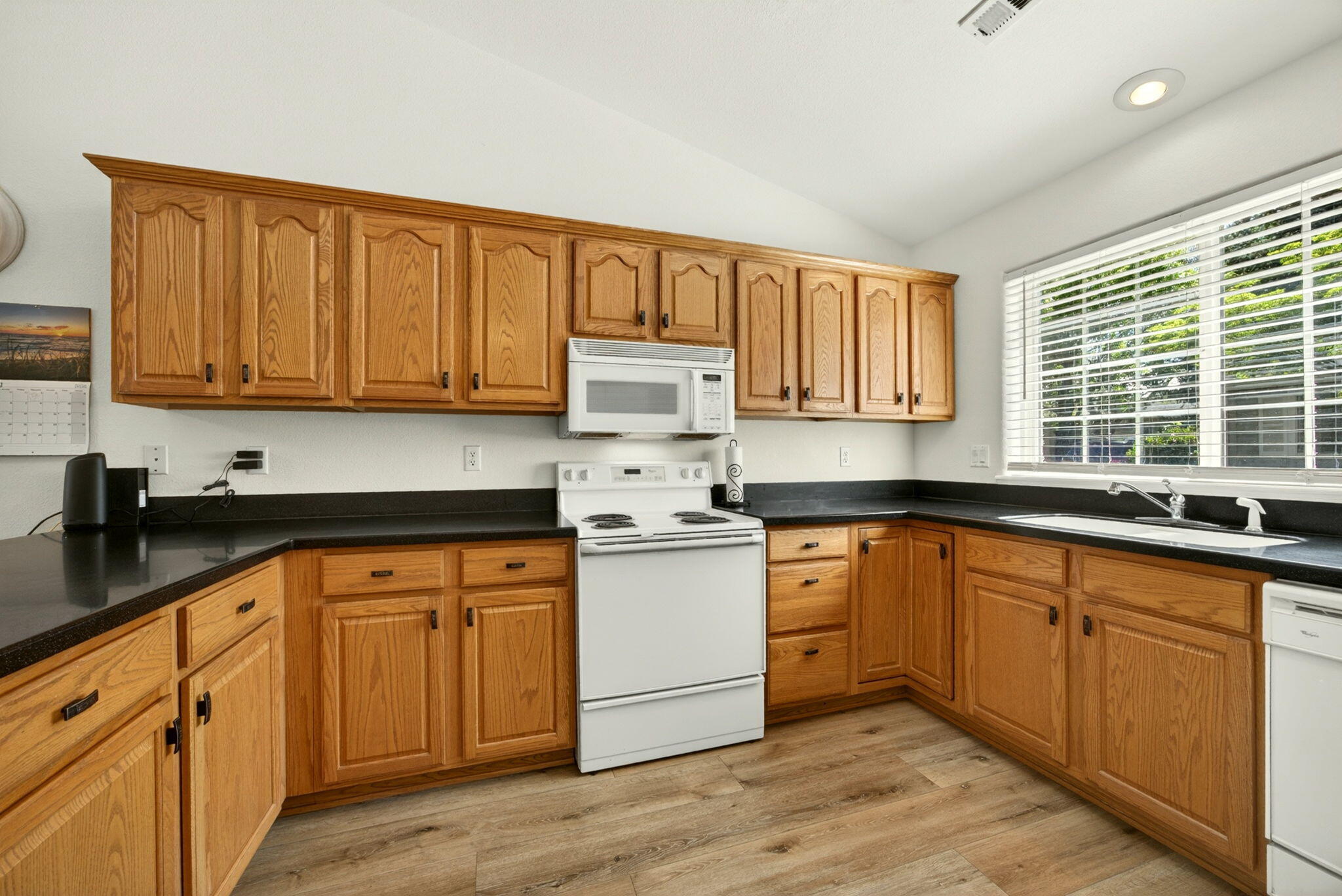 1224 North Modoc Avenue, Unit 33 Medford, OR 97504 - Photo 8 of 31 8-Kitchen