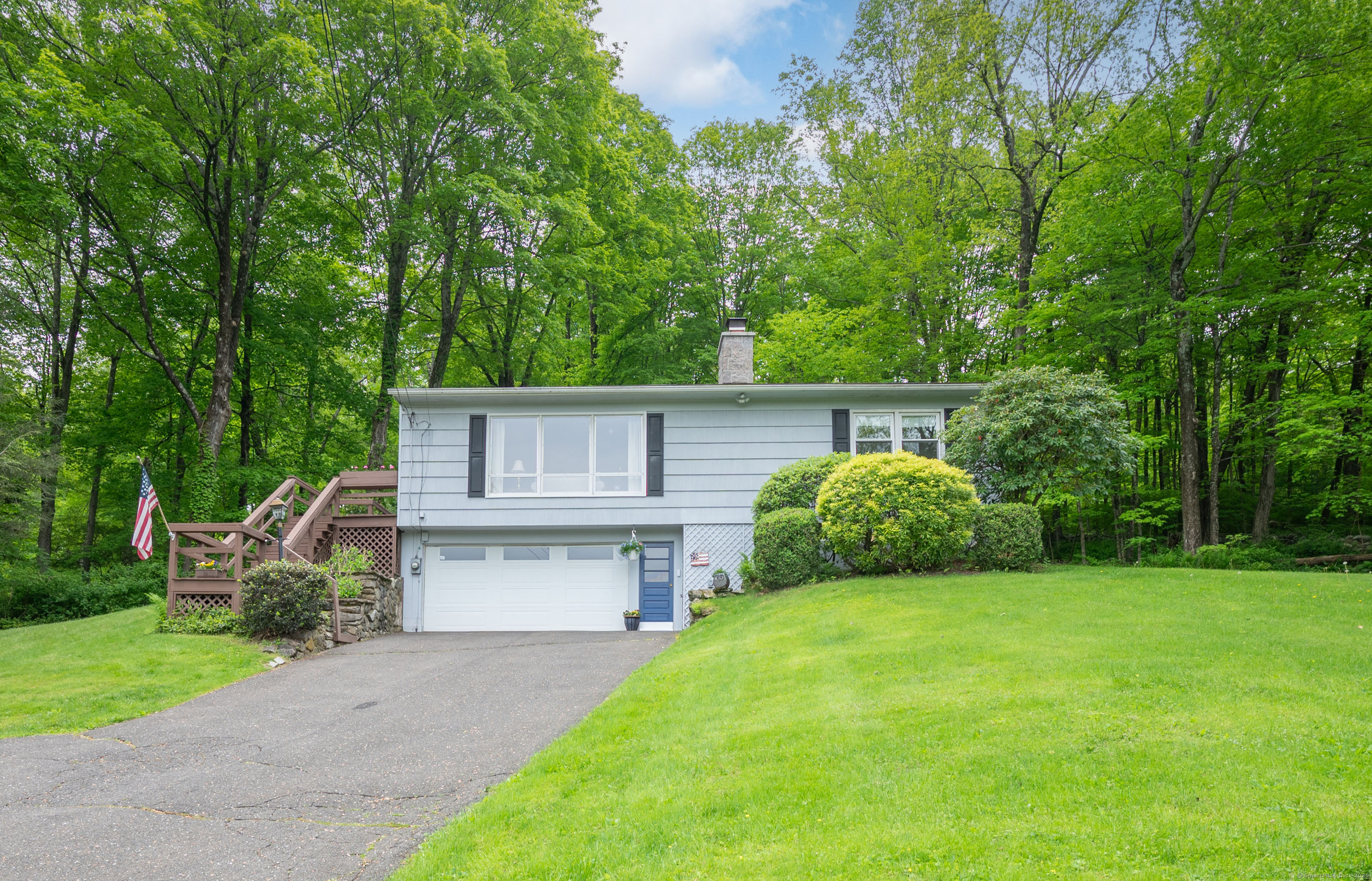 a view of a house with backyard and garden