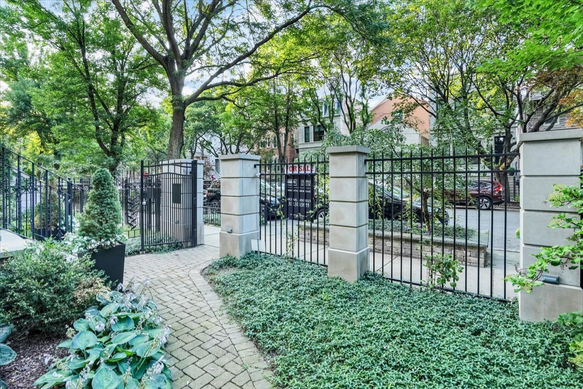 1445 West Wolfram Street Chicago, IL 60657 - Photo 2 of 69 a view of a fence