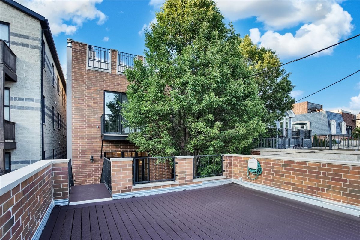 1445 West Wolfram Street Chicago, IL 60657 - Photo 25 of 69 a view of a roof deck