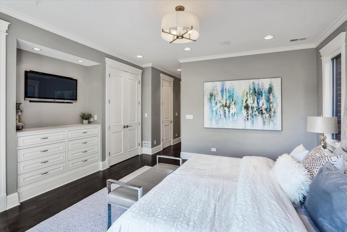 1445 West Wolfram Street Chicago, IL 60657 - Photo 28 of 69 a bedroom with a large bed and a flat screen tv