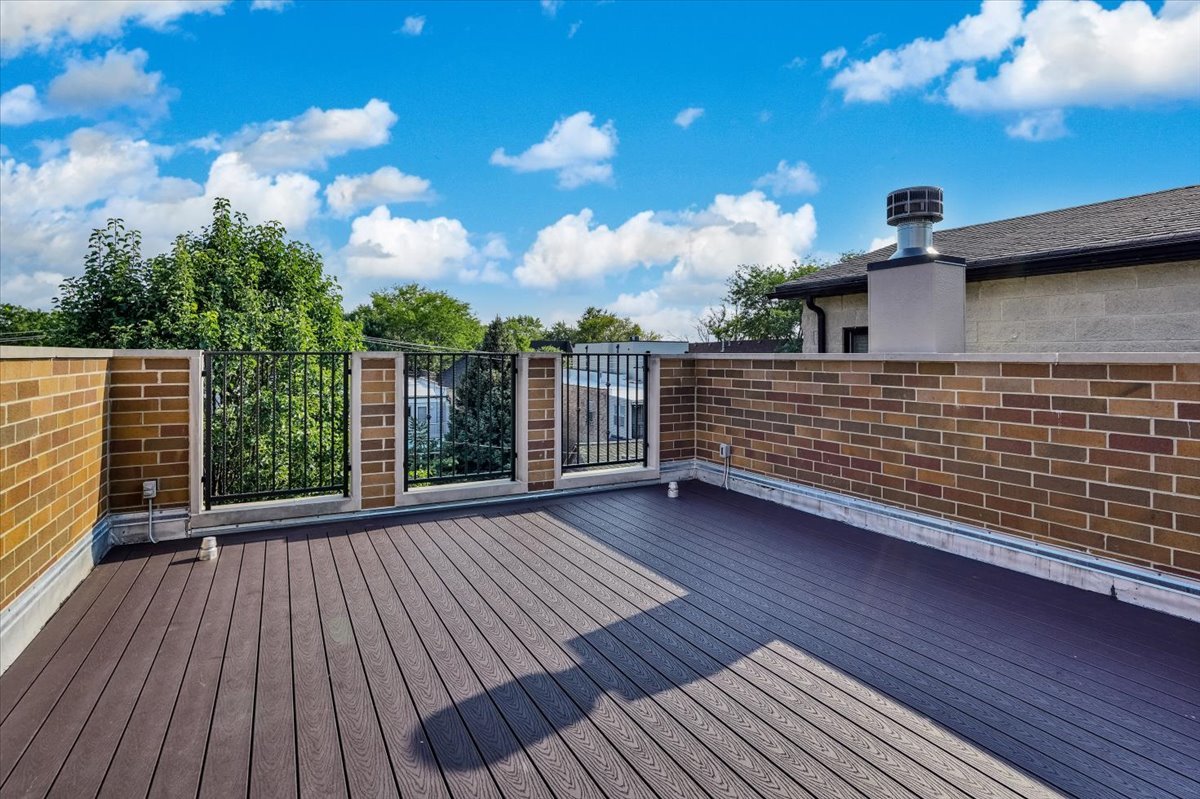 1445 West Wolfram Street Chicago, IL 60657 - Photo 46 of 69 a view of a roof deck