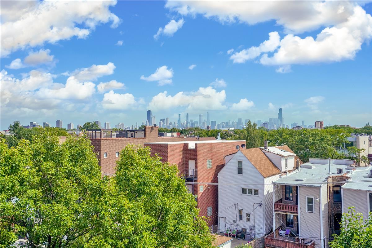 1445 West Wolfram Street Chicago, IL 60657 - Photo 51 of 69 a view of a lake in middle of the town