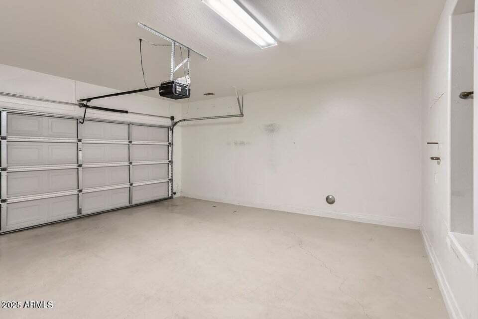 2039 West Kathleen Road Phoenix, AZ 85023 - Photo 29 of 33 an empty room with windows