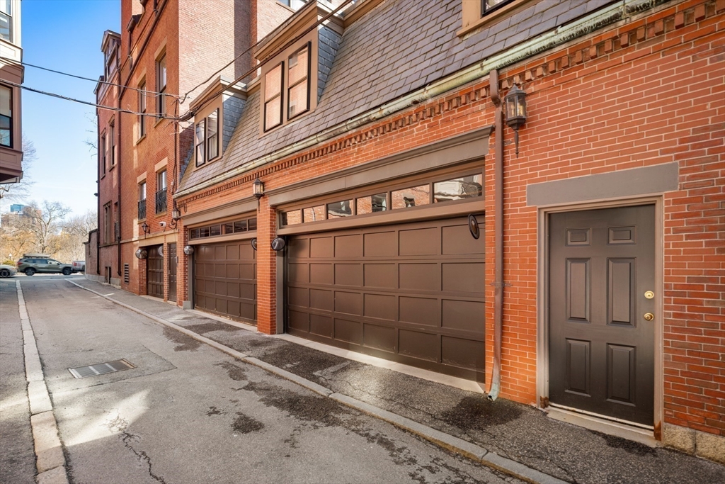 3 Commonwealth Avenue, Unit 1 Boston, MA 02116 - Photo 25 of 30 a view of a building entrance