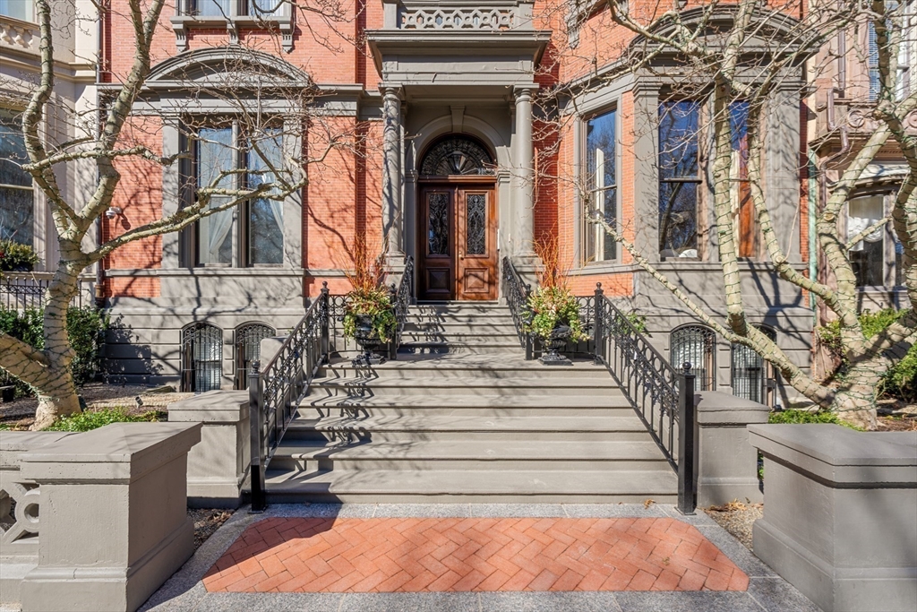 3 Commonwealth Avenue, Unit 1 Boston, MA 02116 - Photo 28 of 30 a front view of a house with a garden