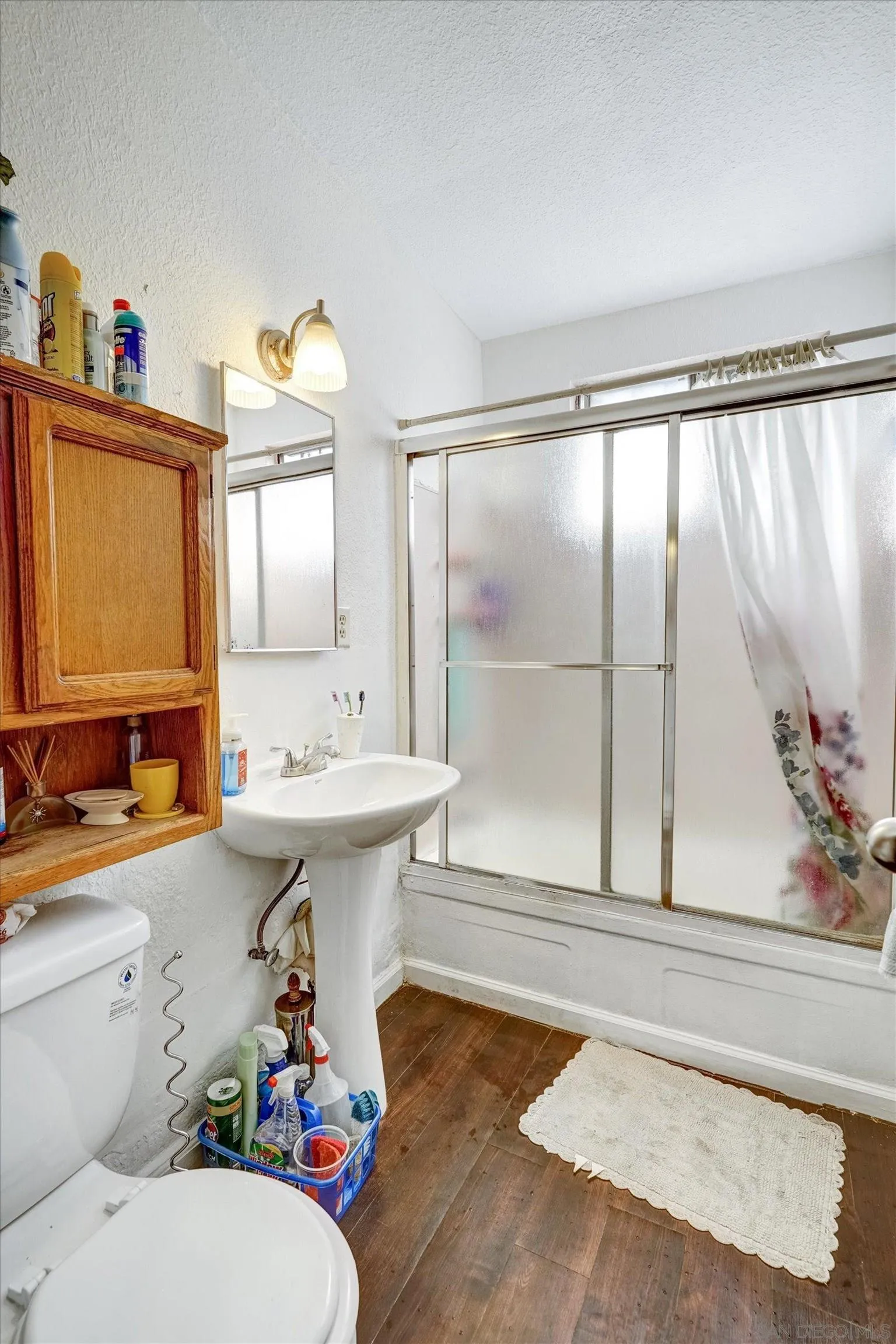 10260 Cook Avenue Riverside, CA 92503 - Photo 18 of 32 a bathroom with a sink toilet and a bathtub