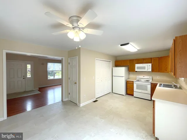 a view of a livingroom with washer and dryer