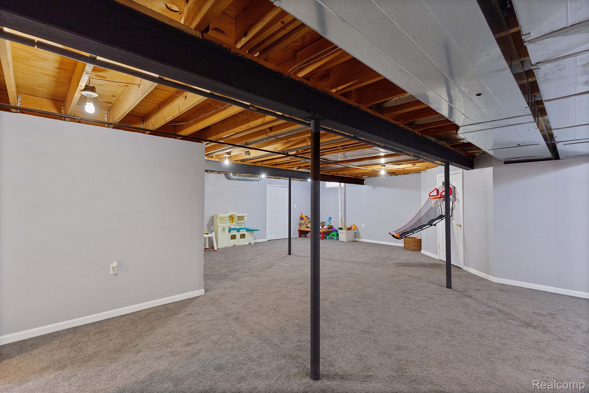 2017 Roundtree Rochester, MI 48307 - Photo 28 of 36 Gallery Image 28