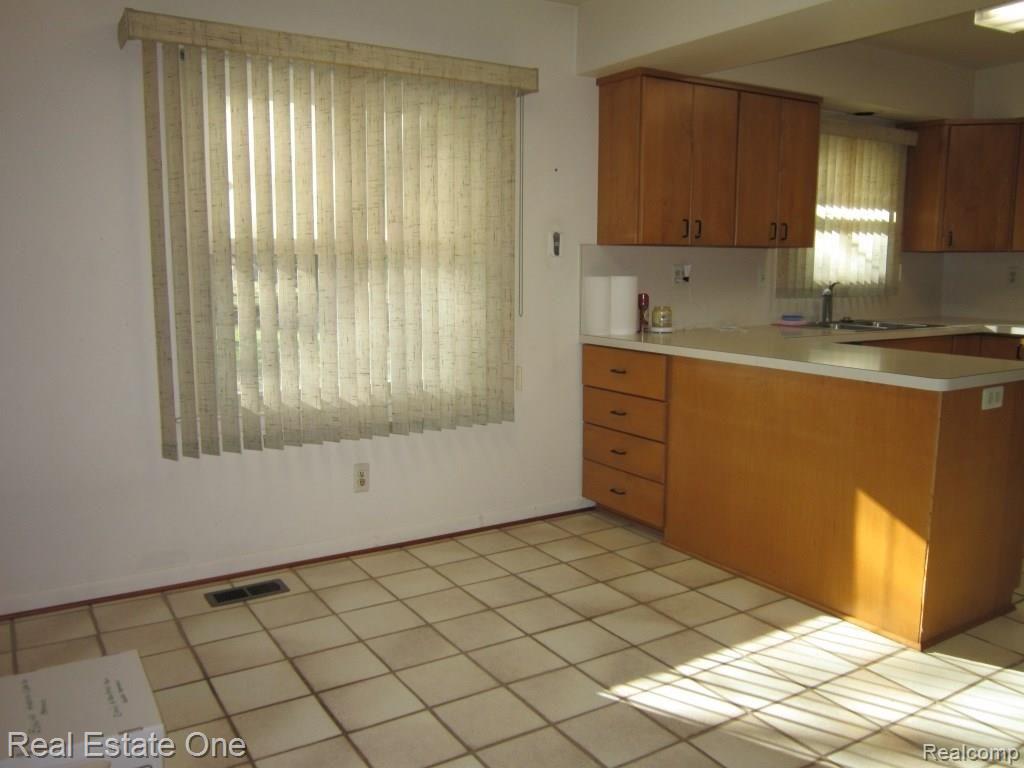 3775 Terrybrook Road West Bloomfield, MI 48322 - Photo 17 of 37 breakfast room.JPG
