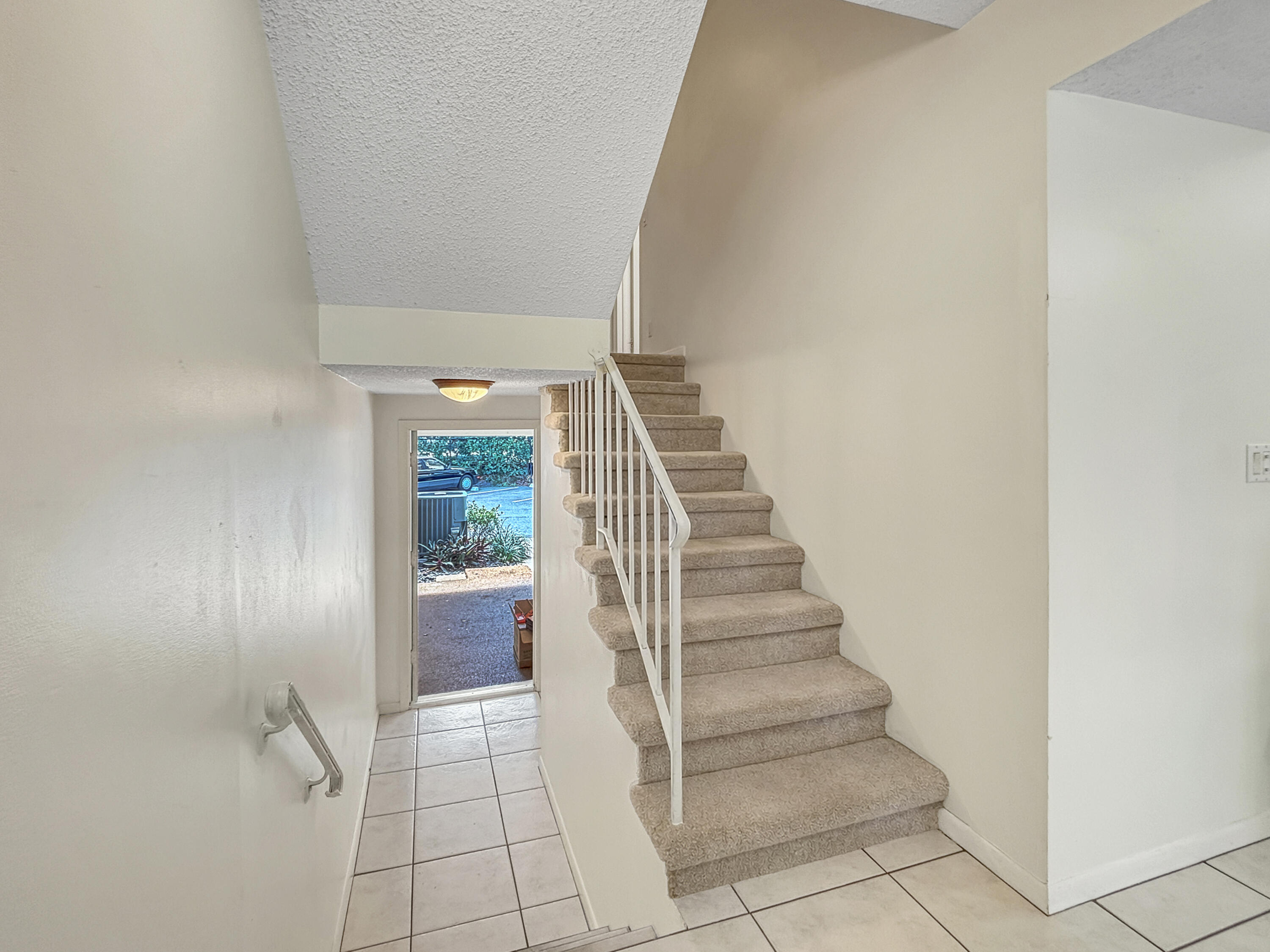 390 Golfview Road, Unit G North Palm Beach, FL 33408 - Photo 23 of 36 a view of entryway and hall