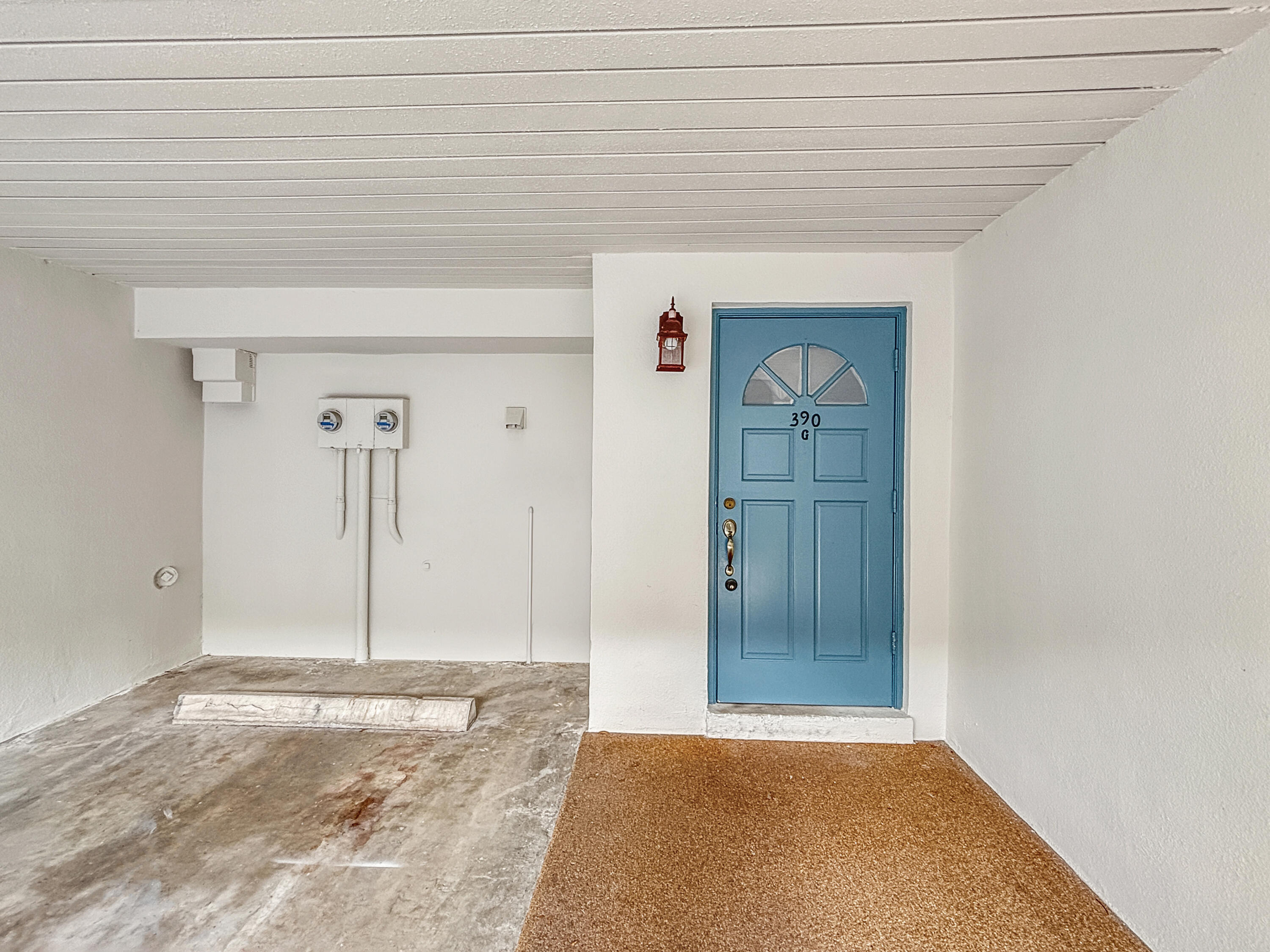 390 Golfview Road, Unit G North Palm Beach, FL 33408 - Photo 24 of 36 a view of a hallway