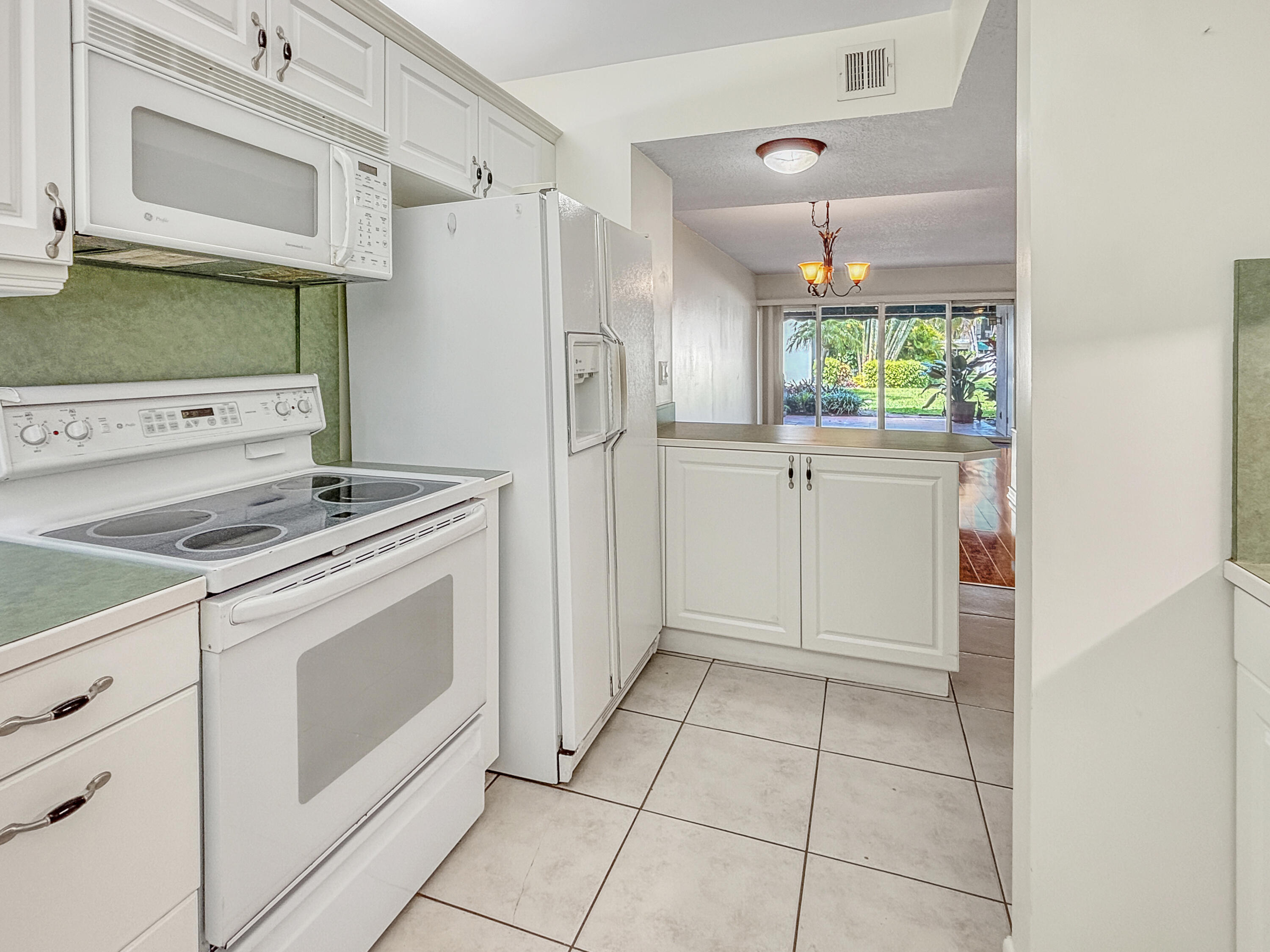 390 Golfview Road, Unit G North Palm Beach, FL 33408 - Photo 8 of 36 a kitchen with cabinets and appliances