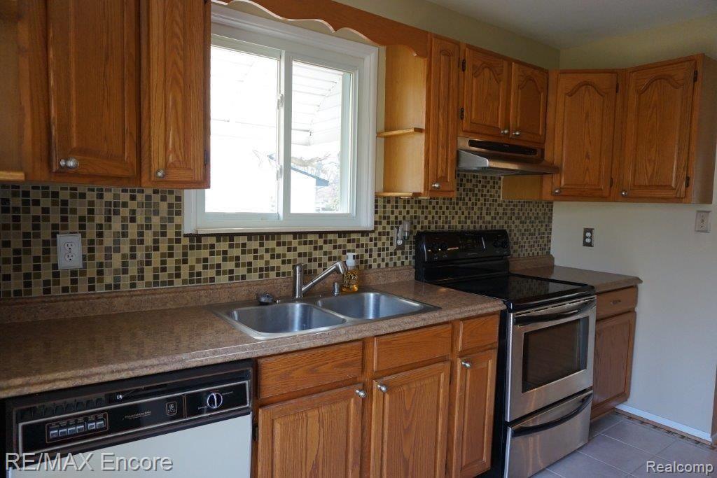 5300 Drayton Road Clarkston, MI 48346 - Photo 19 of 25 035.jpg