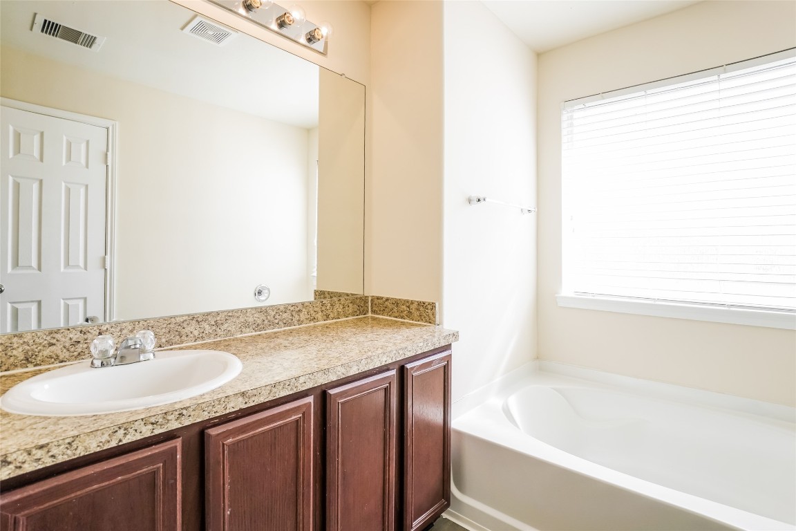 2438 Connors Path Court Houston, TX 77073 - Photo 12 of 15 Photos may be representative of the floor plan and not the exact home. Finishes, layout, and features of the actual property for lease may vary.