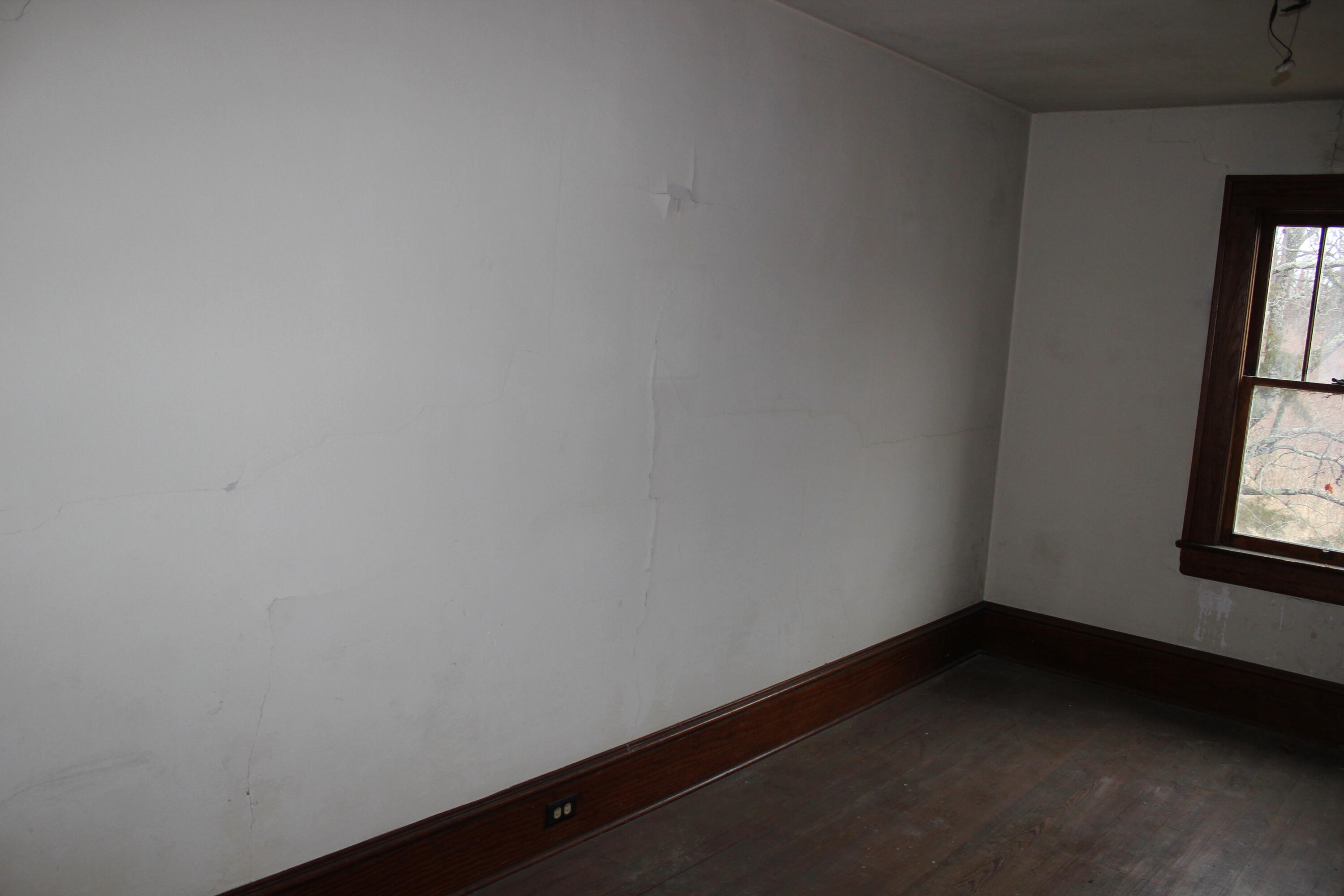 5145 Cove Road Roanoke, VA 24019 - Photo 29 of 38 a room with a window