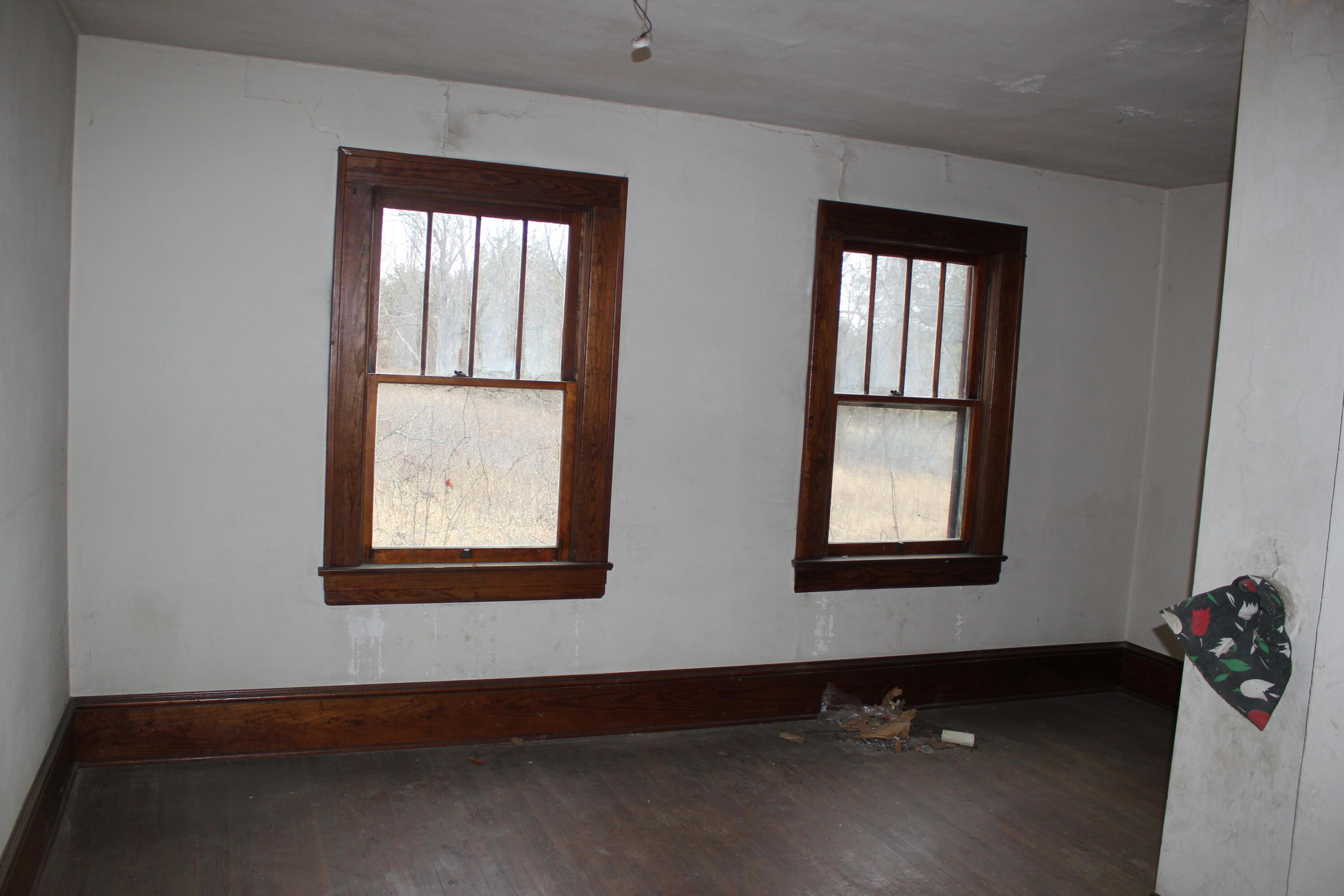 5145 Cove Road Roanoke, VA 24019 - Photo 30 of 38 an empty room with windows