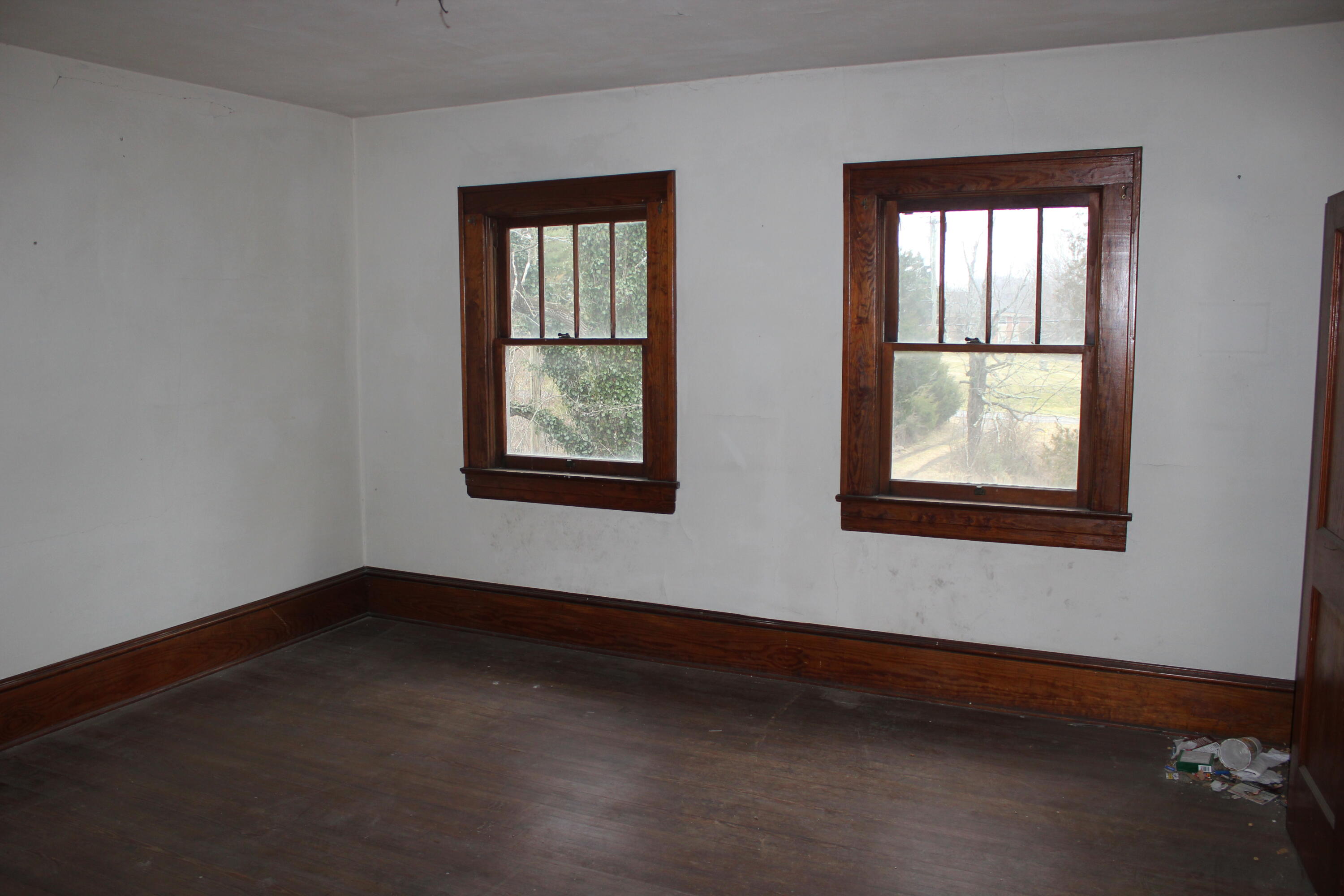5145 Cove Road Roanoke, VA 24019 - Photo 32 of 38 an empty room with windows