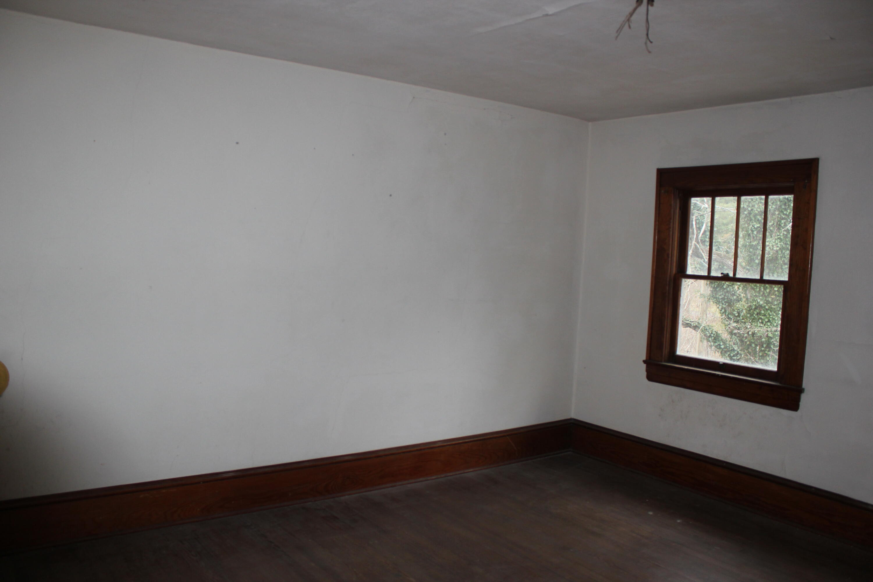5145 Cove Road Roanoke, VA 24019 - Photo 35 of 38 an empty room with a window