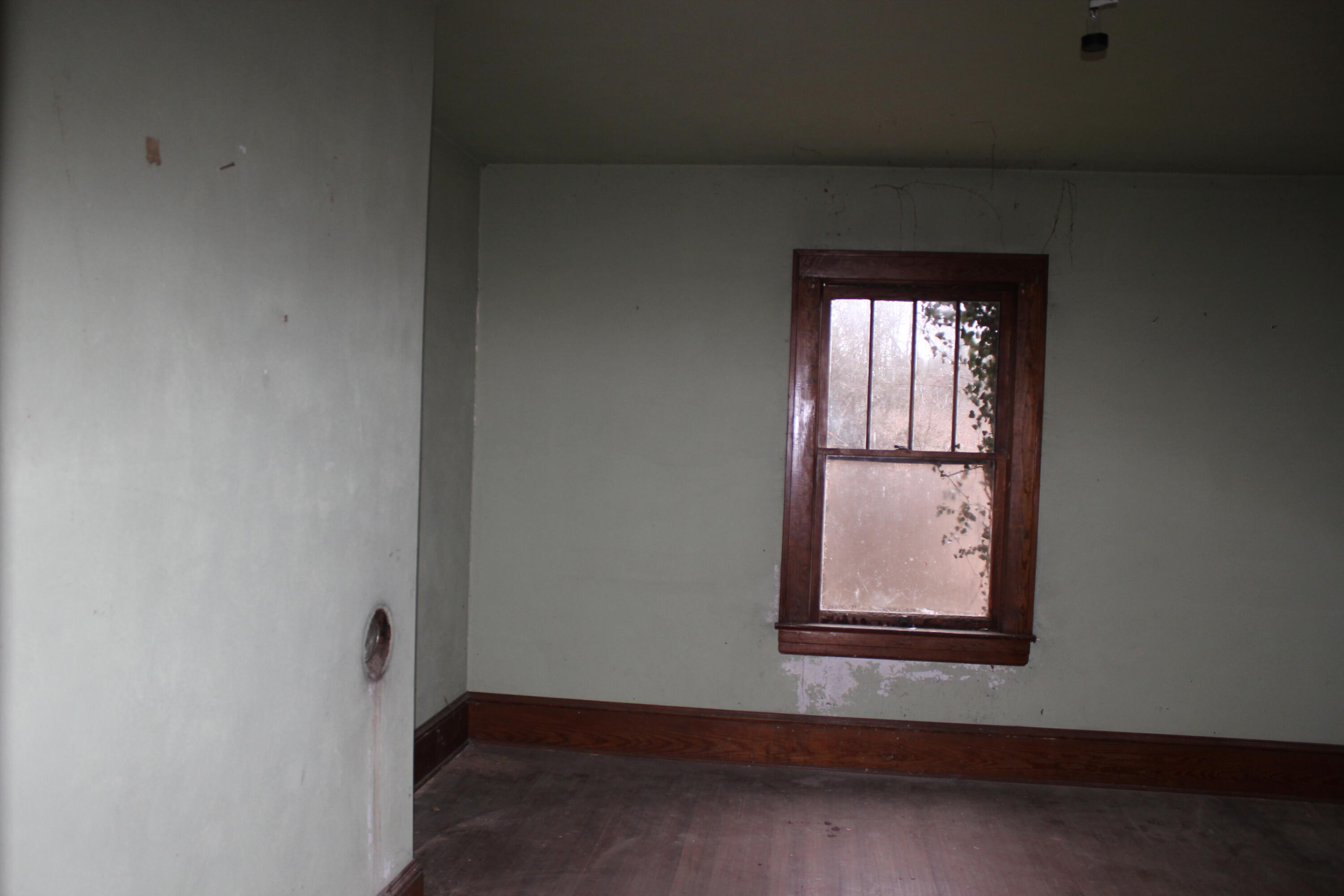 5145 Cove Road Roanoke, VA 24019 - Photo 5 of 38 an empty room with windows