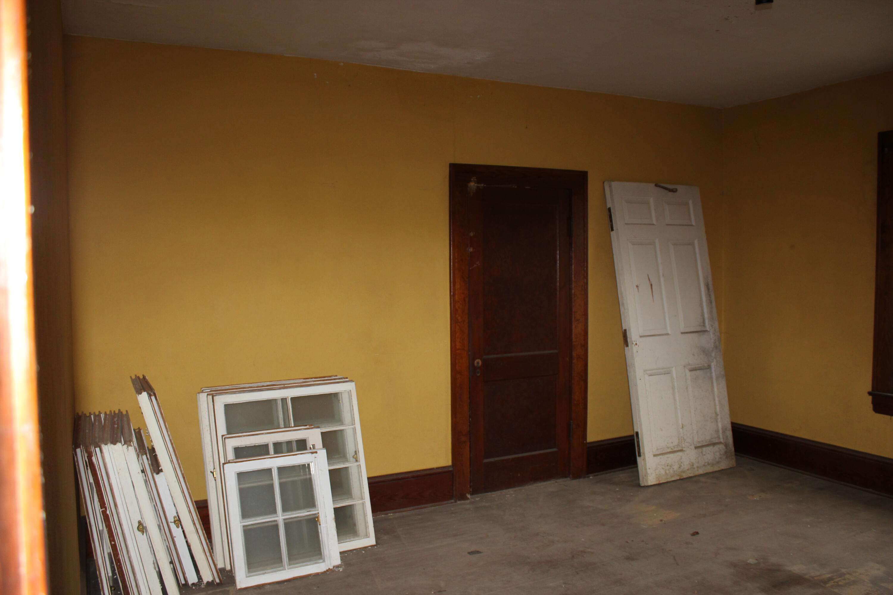 5145 Cove Road Roanoke, VA 24019 - Photo 8 of 38 a view of empty room with windows