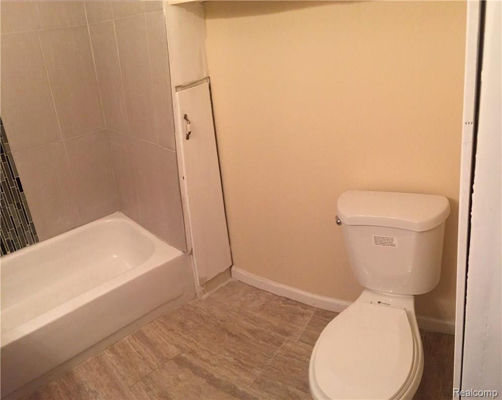 2985 Emmons Avenue Rochester, MI 48307 - Photo 15 of 39 14 DOWNSTAIRS BATHROOM.jpg