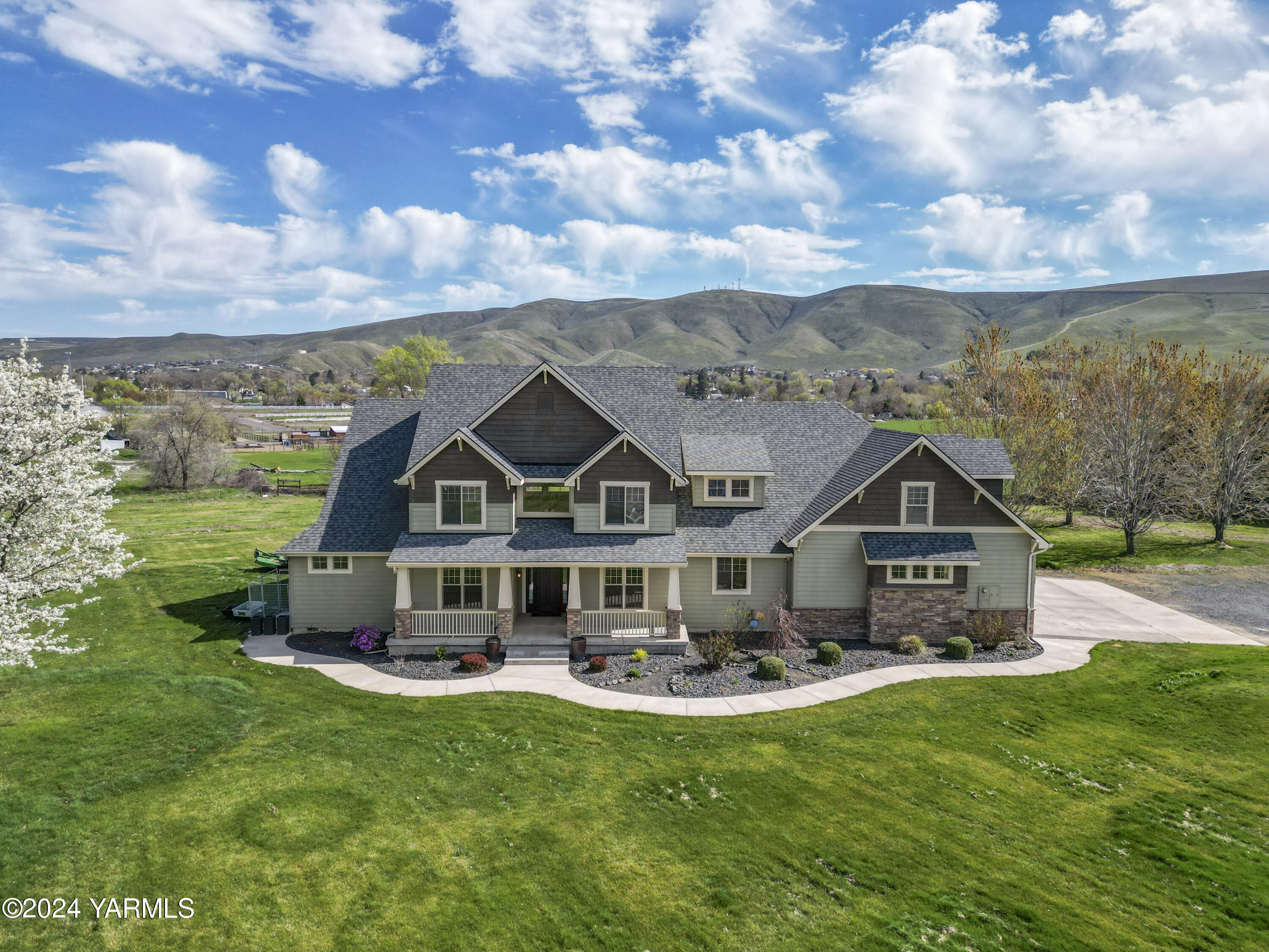 7115 1396 Private Road Southwest Prosser, WA 99350 - Photo 1 of 47 a front view of a house with garden