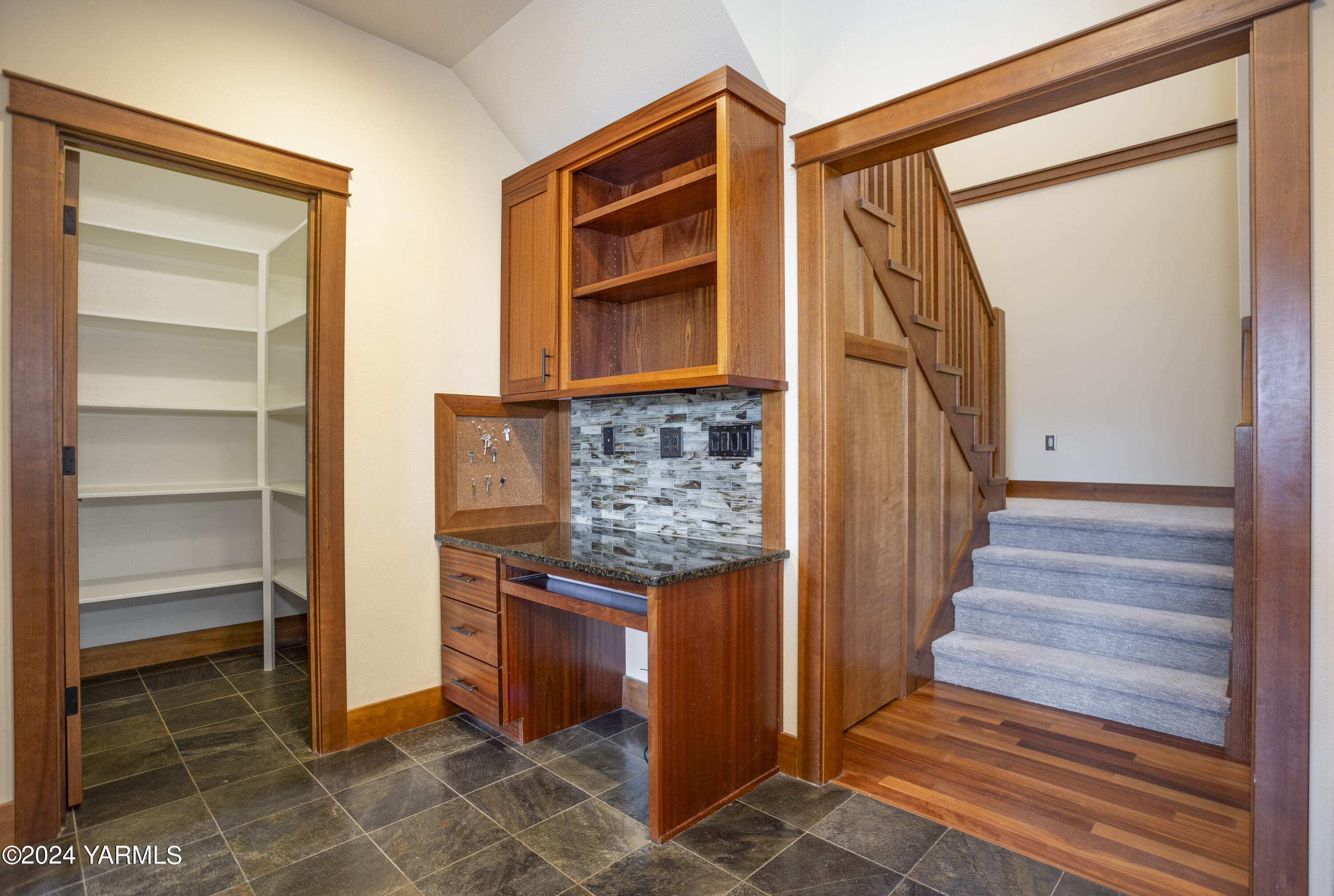7115 1396 Private Road Southwest Prosser, WA 99350 - Photo 13 of 47 a view of an entryway