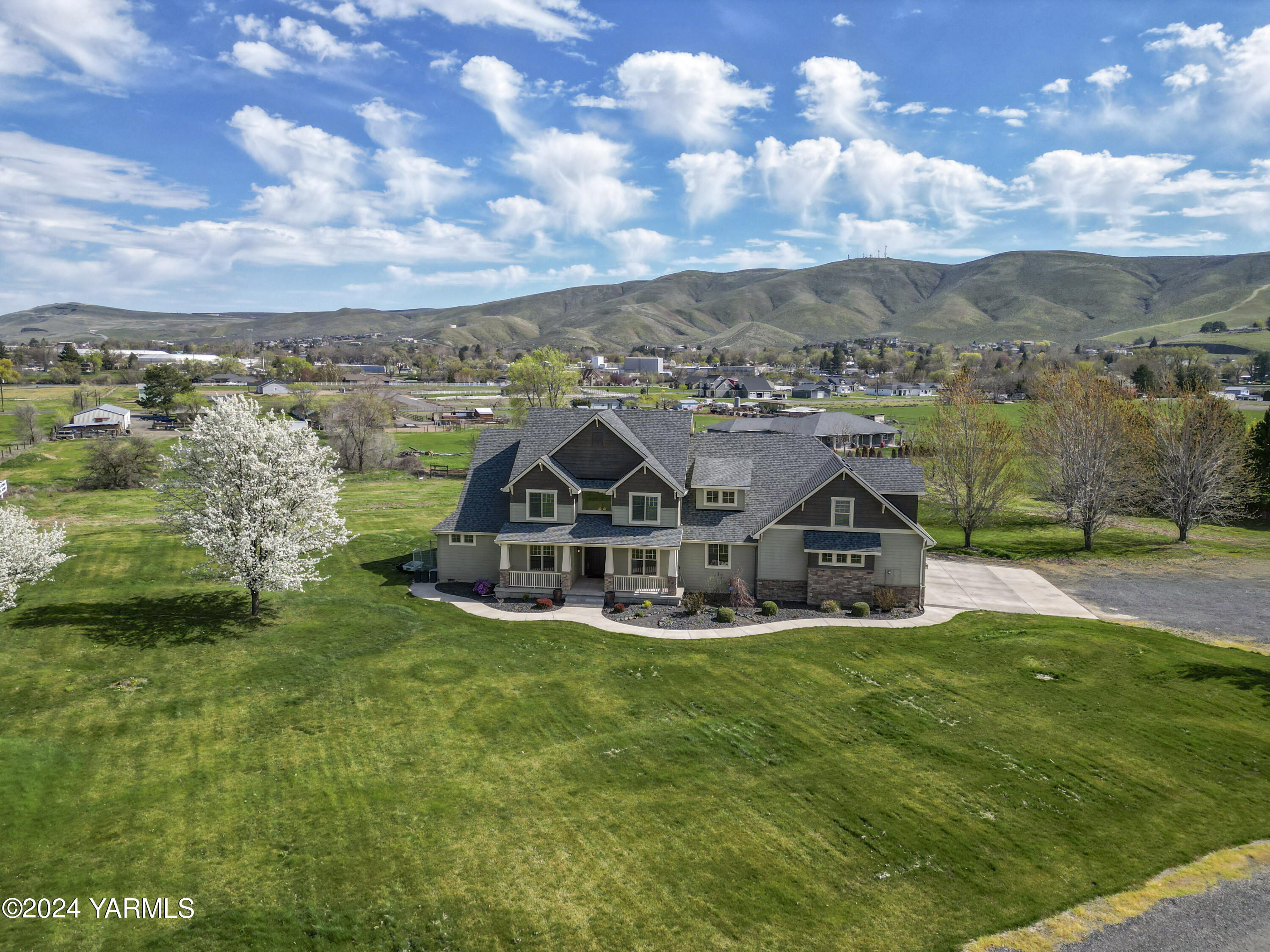 7115 1396 Private Road Southwest Prosser, WA 99350 - Photo 33 of 47 a view of a big house with a big yard and large trees
