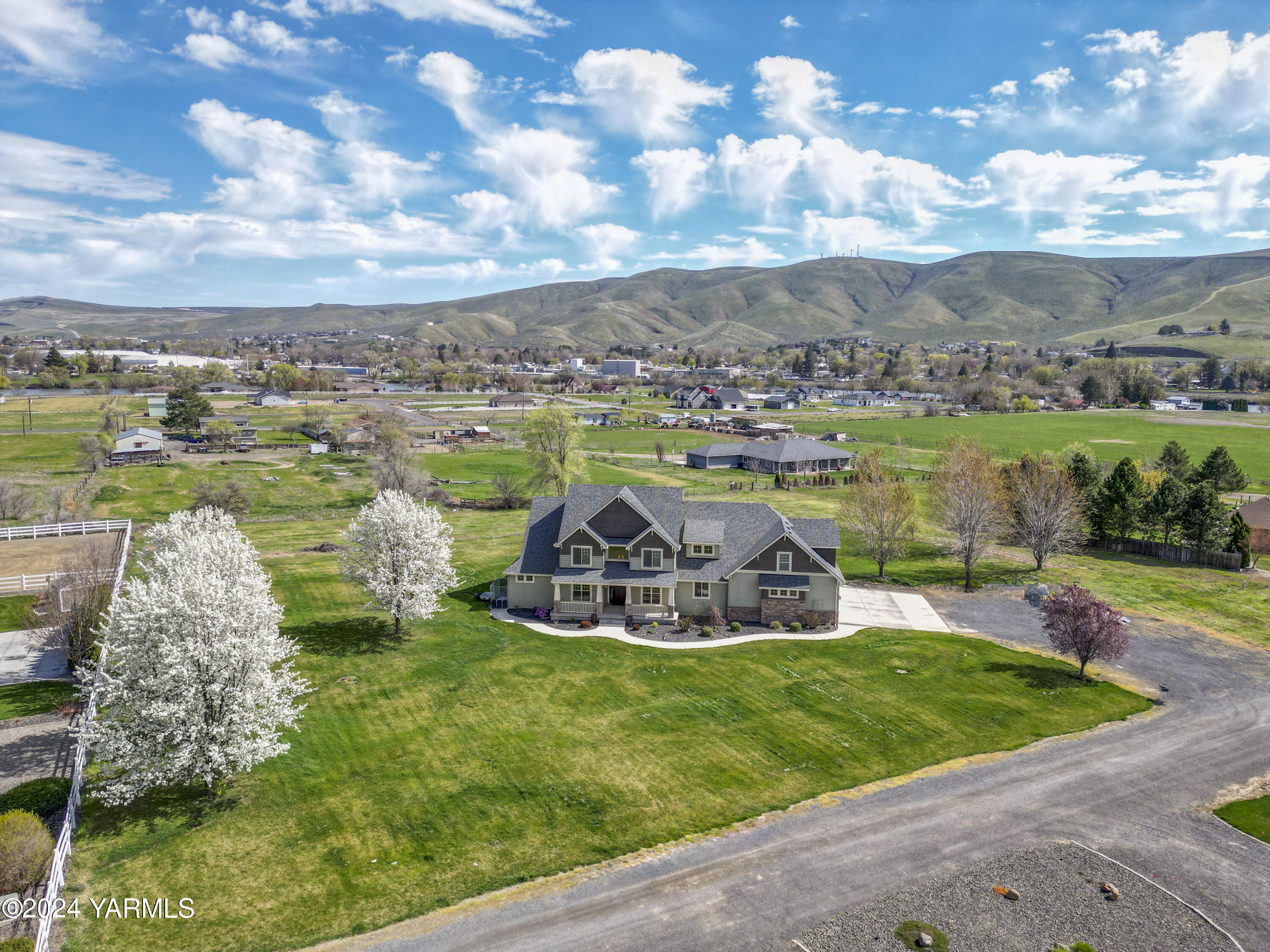 7115 1396 Private Road Southwest Prosser, WA 99350 - Photo 34 of 47 a view of a lake with a big yard