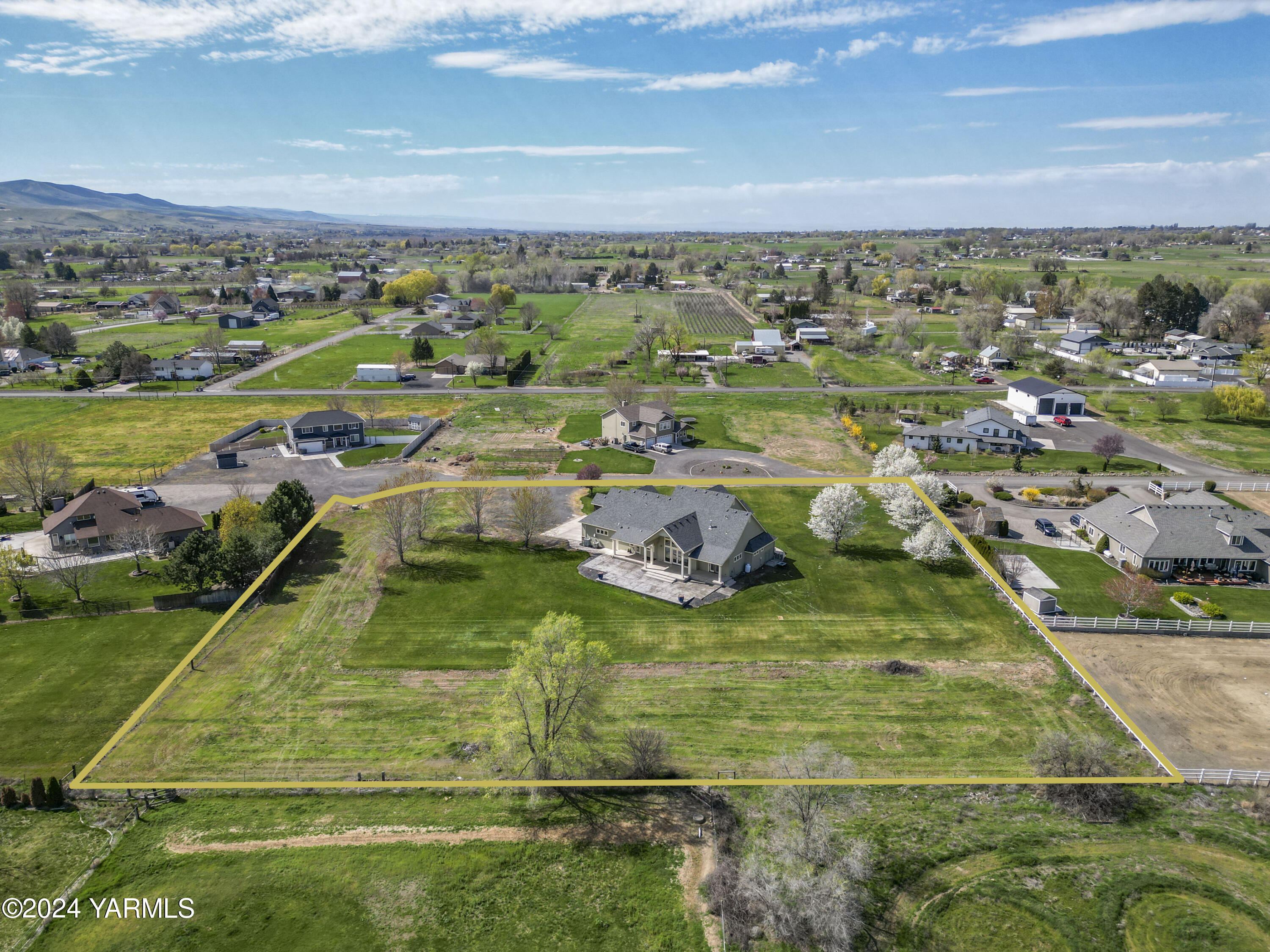 7115 1396 Private Road Southwest Prosser, WA 99350 - Photo 40 of 47 a view of a water with an outdoor space