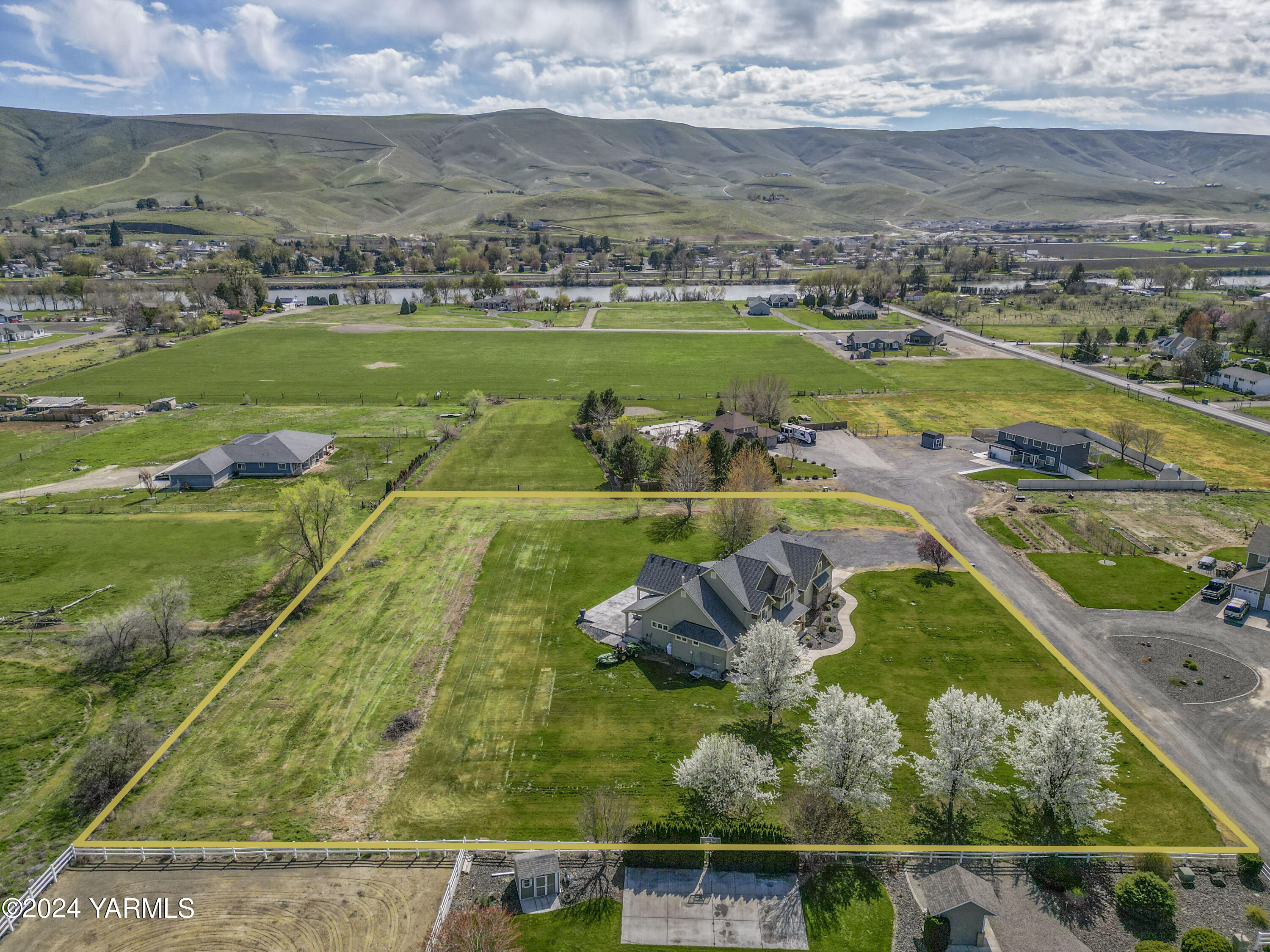 7115 1396 Private Road Southwest Prosser, WA 99350 - Photo 41 of 47 a view of a city with an ocean