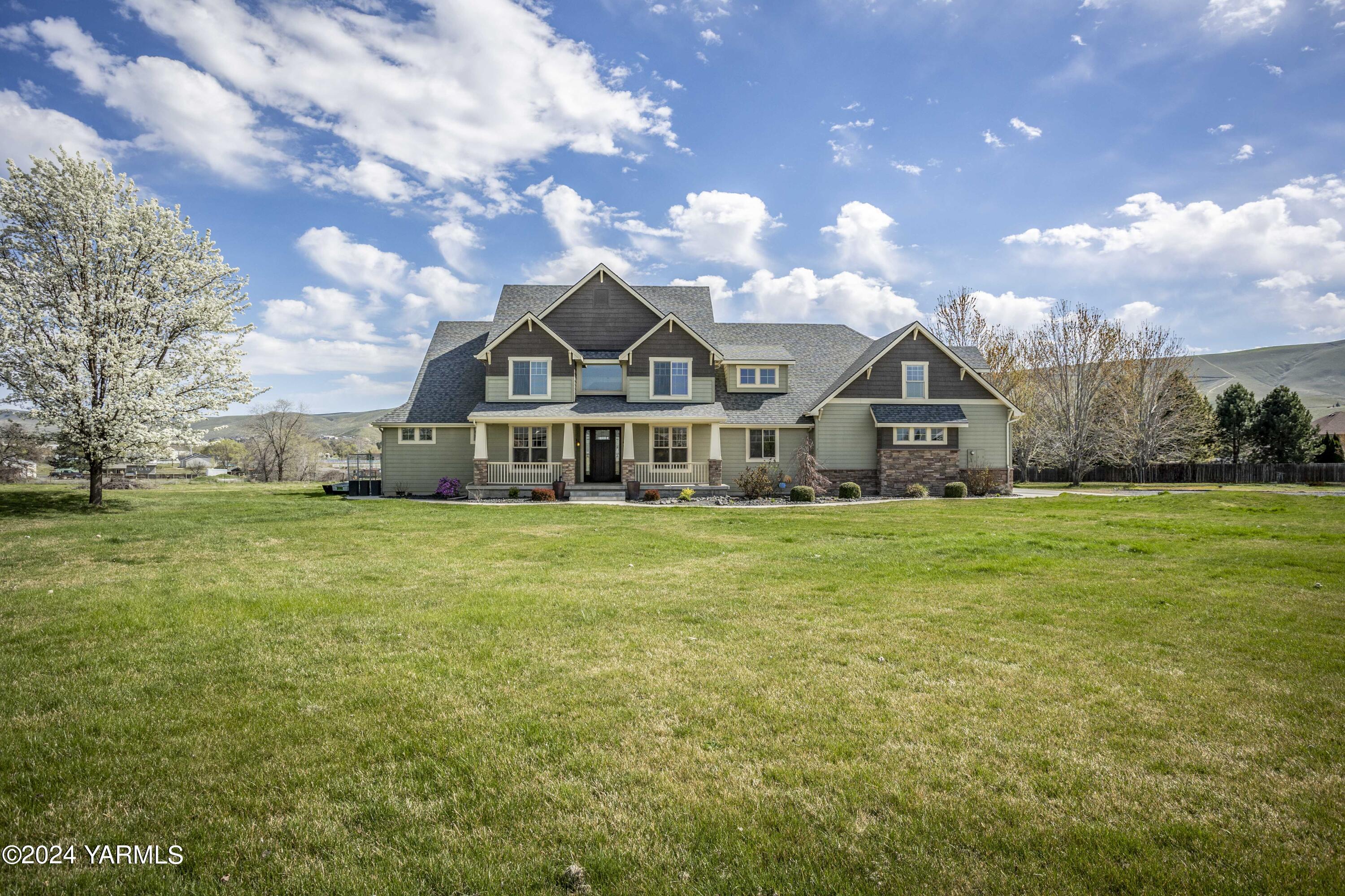 7115 1396 Private Road Southwest Prosser, WA 99350 - Photo 43 of 47 a front view of house with yard and island in the background