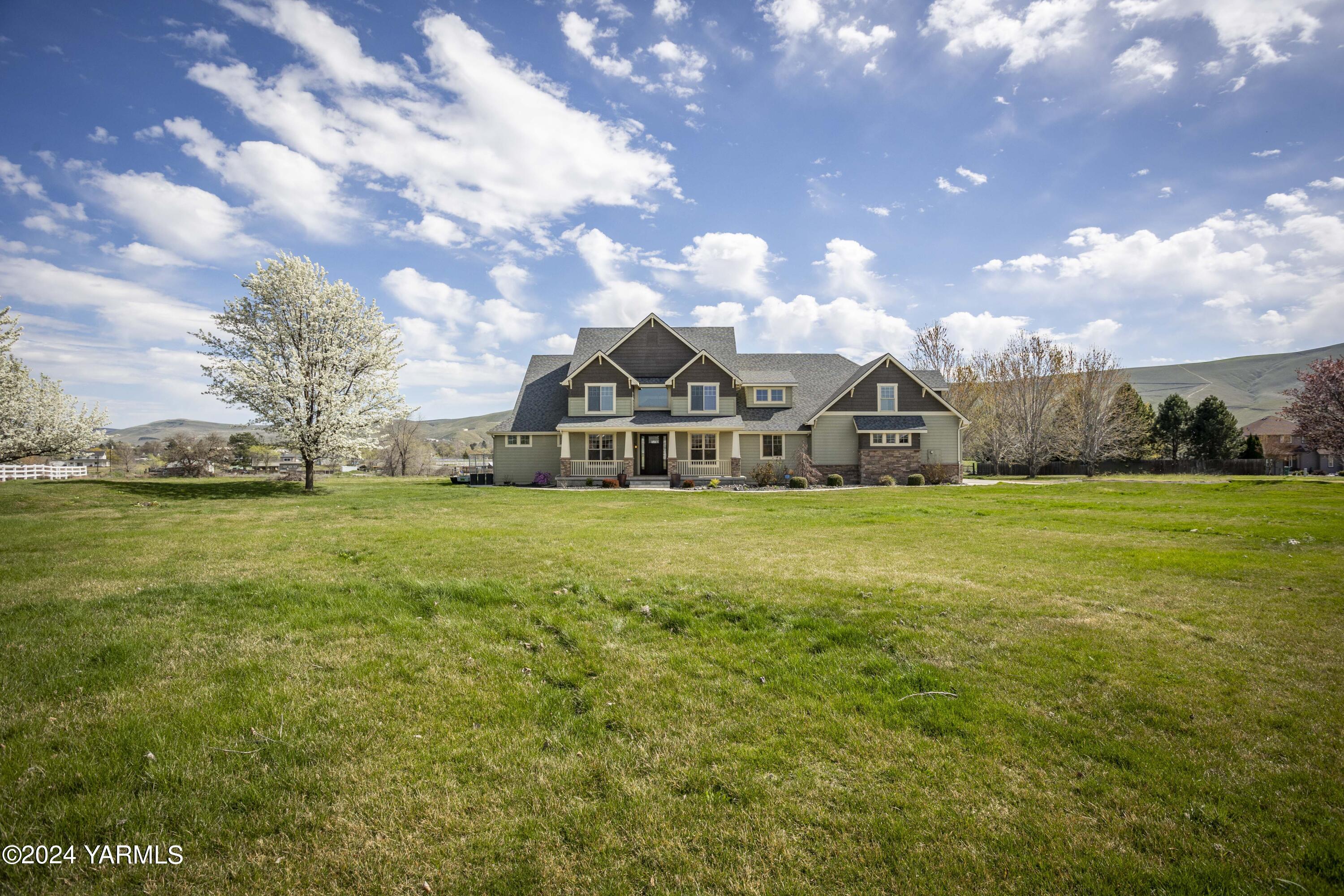 7115 1396 Private Road Southwest Prosser, WA 99350 - Photo 45 of 47 a view of house that has a big yard