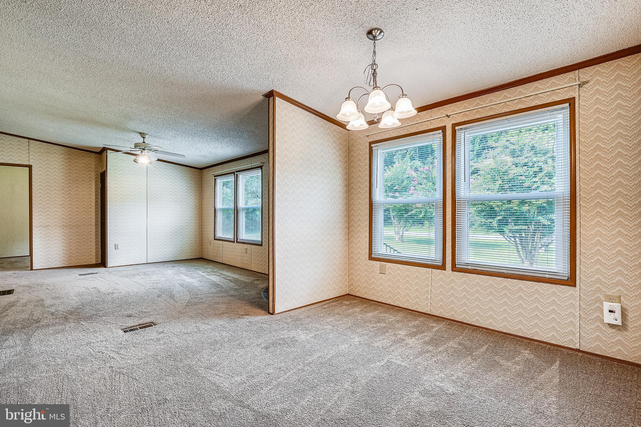 1349 Yorktown Road Annapolis, MD 21409 - Photo 33 of 104 LIVING/DININGROOM