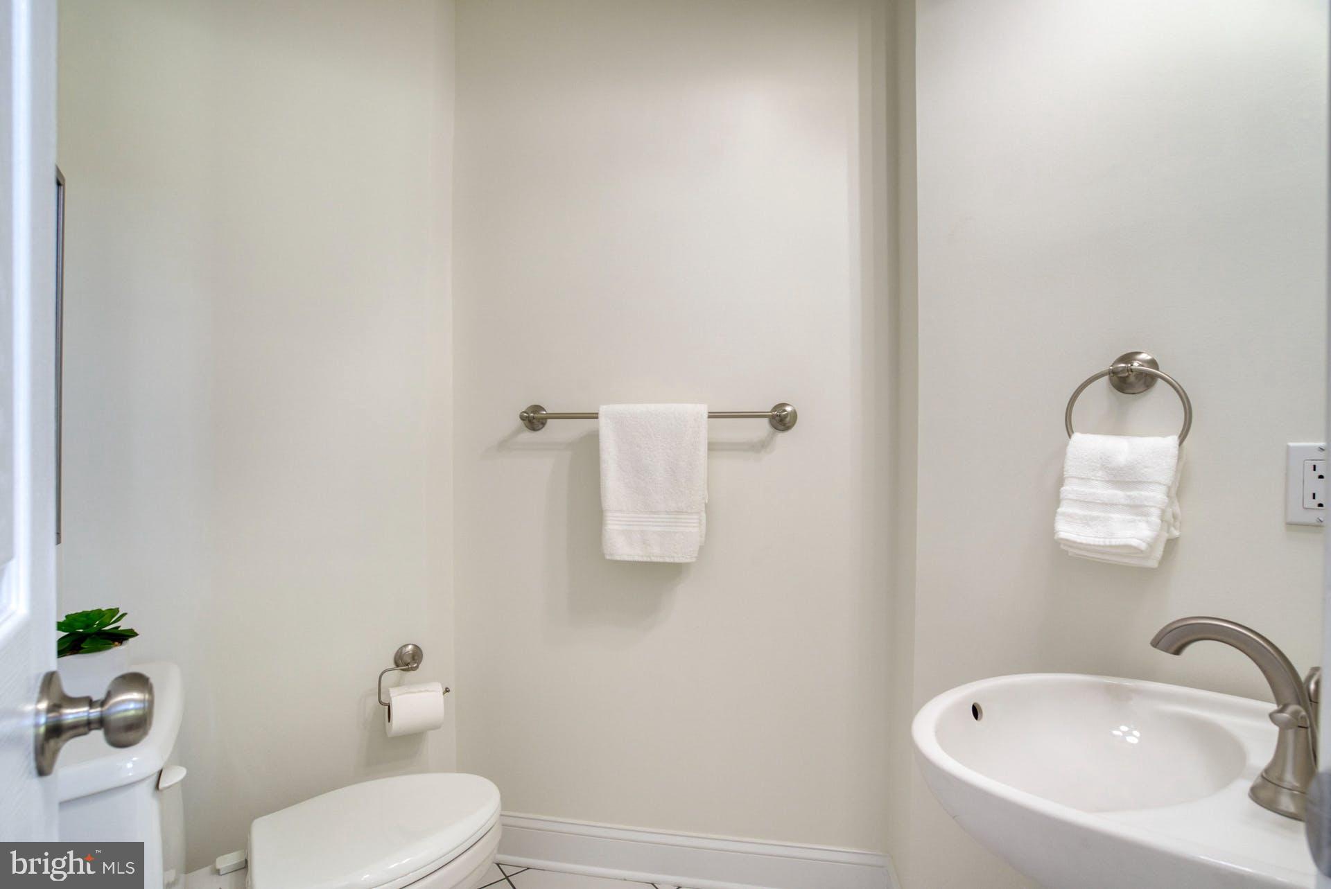 1158 Meadowlook Court Reston, VA 20194 - Photo 28 of 43 Powder Room