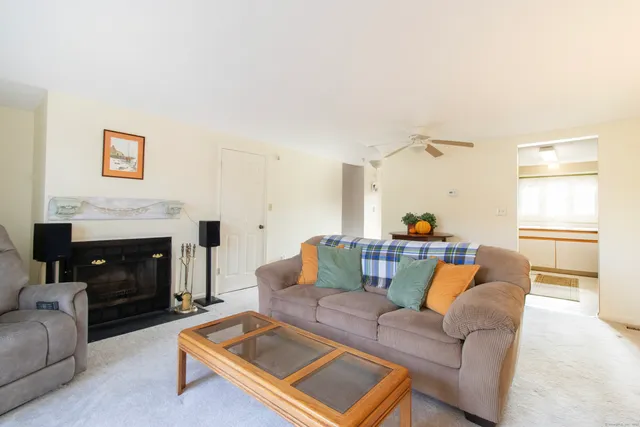 $249,900 | 7 West Meadow Lane, Unit 5, Middletown, CT 06457