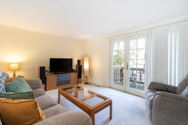 $249,900 | 7 West Meadow Lane, Unit 5, Middletown, CT 06457