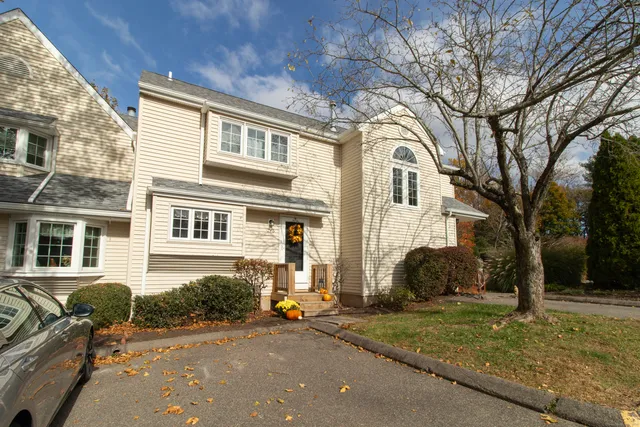 $249,900 | 7 West Meadow Lane, Unit 5, Middletown, CT 06457